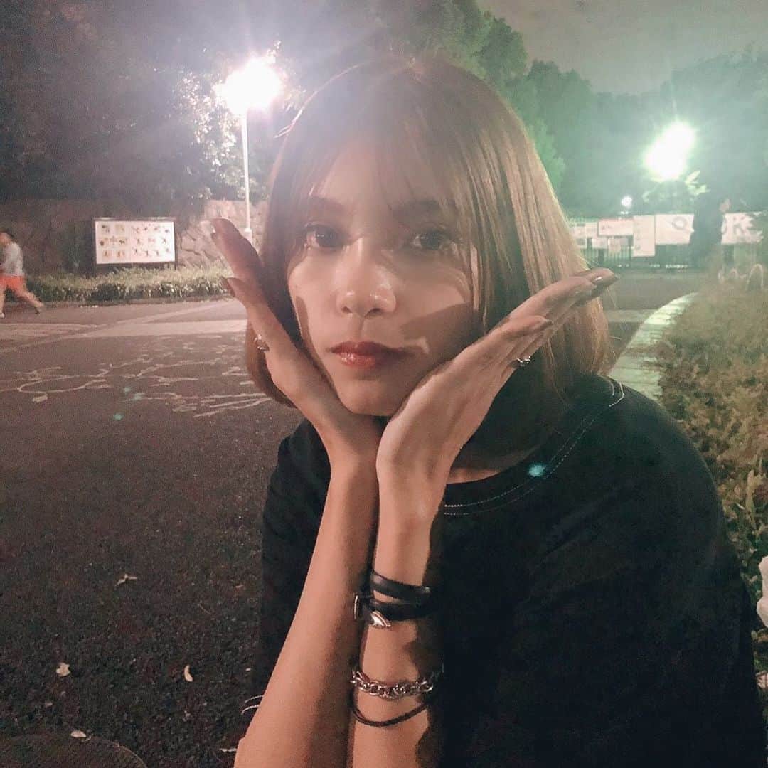 佐々木まゆのインスタグラム：「この写真でつけてるブレスレット達、全て壊すか失くすかしてしまい腕が寂しい」