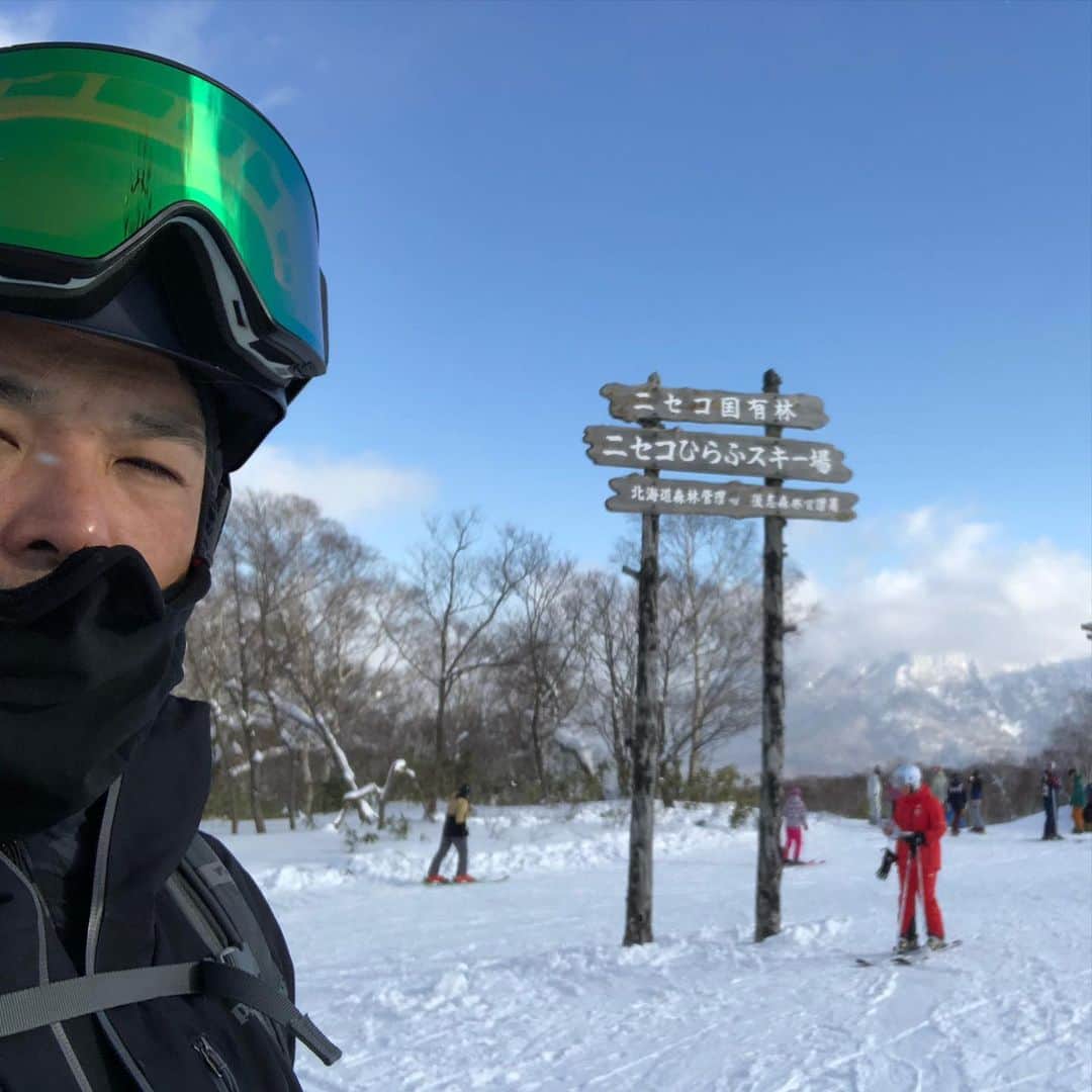宇佐美進典のインスタグラム：「前には羊蹄山。後ろには山頂。今日は晴れてて気持ち良い。　#ニセコ #スキー」