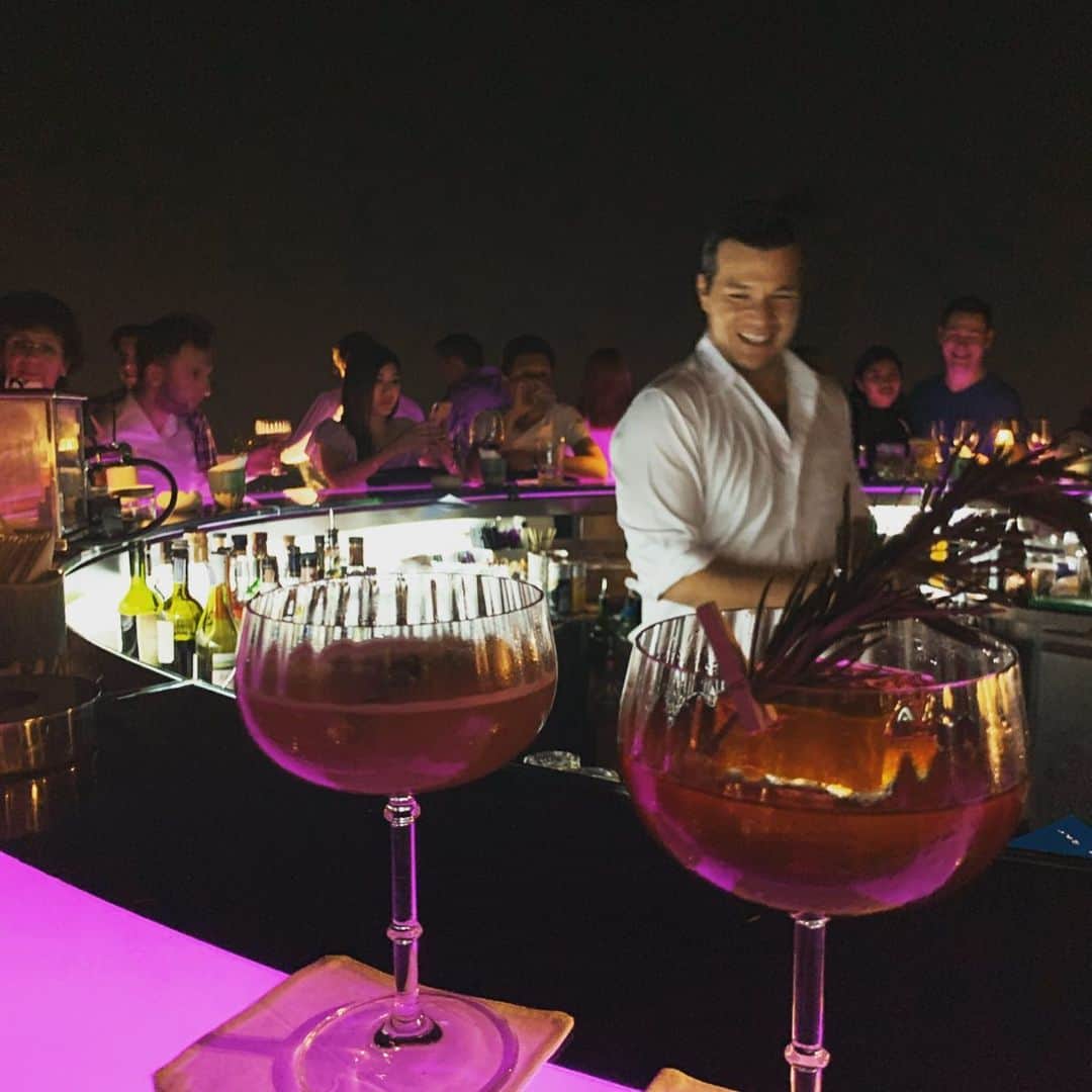 坂田陽子さんのインスタグラム写真 - (坂田陽子Instagram)「この日はちょっと贅沢に夜遊び😆 ・ ミーハーだけど絶対に行きたかった場所❗️笑笑 バンコク、シーロム地区にある5つ星高級ホテル ＠lebuahotel のルーフトップBAR @sirocco @skybarbangkok  へ。 ・ 地上250mという高さに在り、 BARと外を隔てるのは胸の高さ程の薄いガラスだけ💦というスリリングな状況ながら一切恐怖を感じ無いのは、 64階のエレベーターを降り、外に一歩足を踏み出すと、そこはもう別世界。見た事ないような天空の楽園だから🌟🌟 ・ 因みにここは、 映画　#ハングオーバー2  のロケ地としても有名で。そりゃ、こんな場所でお金気にせずパーティーしたら二日酔いになって当然だわ😂 「ハングオーバー」という名前のウィスキーベースのカクテルも有り、最後にローズマリーを浮かべてバーナーで炙る❗️香りに誘われてぐいぐい。。これはヤバイ笑笑💦 ・ ドレスアップした人達で賑わってて、現地のモールで調達したイエローのドレスが役に立った😆因みにお値段2千円くらい笑笑😂一杯のお酒代の方が確実に高い😂 ・ 良き想い出❤️❤️ ・ ・ #ルブアホテル　#シロッコ #スカイバー　 #ハングオーバー2の舞台 #ドレスコード #天空の楽園 #世界一高いルーフトップバー #ルーフトップバー」12月29日 13時35分 - yokosakata