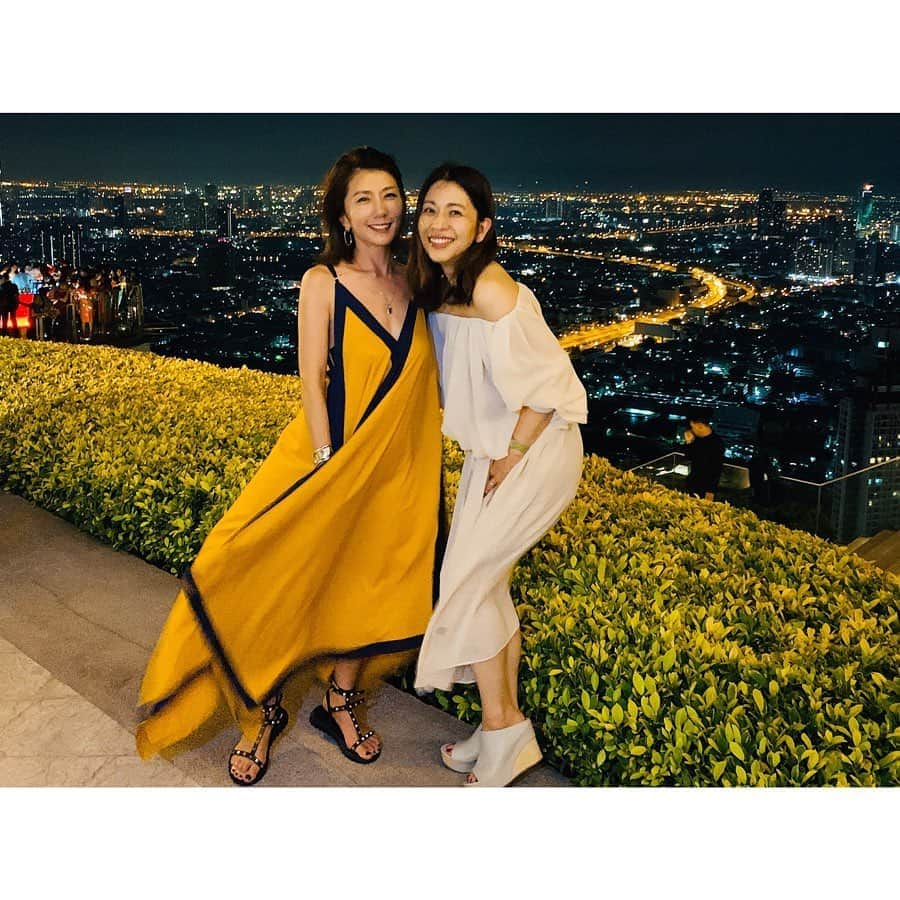 のインスタグラム：「この日はちょっと贅沢に夜遊び😆 ・ ミーハーだけど絶対に行きたかった場所❗️笑笑 バンコク、シーロム地区にある5つ星高級ホテル ＠lebuahotel のルーフトップBAR @sirocco @skybarbangkok  へ。 ・ 地上250mという高さに在り、 BARと外を隔てるのは胸の高さ程の薄いガラスだけ💦というスリリングな状況ながら一切恐怖を感じ無いのは、 64階のエレベーターを降り、外に一歩足を踏み出すと、そこはもう別世界。見た事ないような天空の楽園だから🌟🌟 ・ 因みにここは、 映画　#ハングオーバー2  のロケ地としても有名で。そりゃ、こんな場所でお金気にせずパーティーしたら二日酔いになって当然だわ😂 「ハングオーバー」という名前のウィスキーベースのカクテルも有り、最後にローズマリーを浮かべてバーナーで炙る❗️香りに誘われてぐいぐい。。これはヤバイ笑笑💦 ・ ドレスアップした人達で賑わってて、現地のモールで調達したイエローのドレスが役に立った😆因みにお値段2千円くらい笑笑😂一杯のお酒代の方が確実に高い😂 ・ 良き想い出❤️❤️ ・ ・ #ルブアホテル　#シロッコ #スカイバー　 #ハングオーバー2の舞台 #ドレスコード #天空の楽園 #世界一高いルーフトップバー #ルーフトップバー」