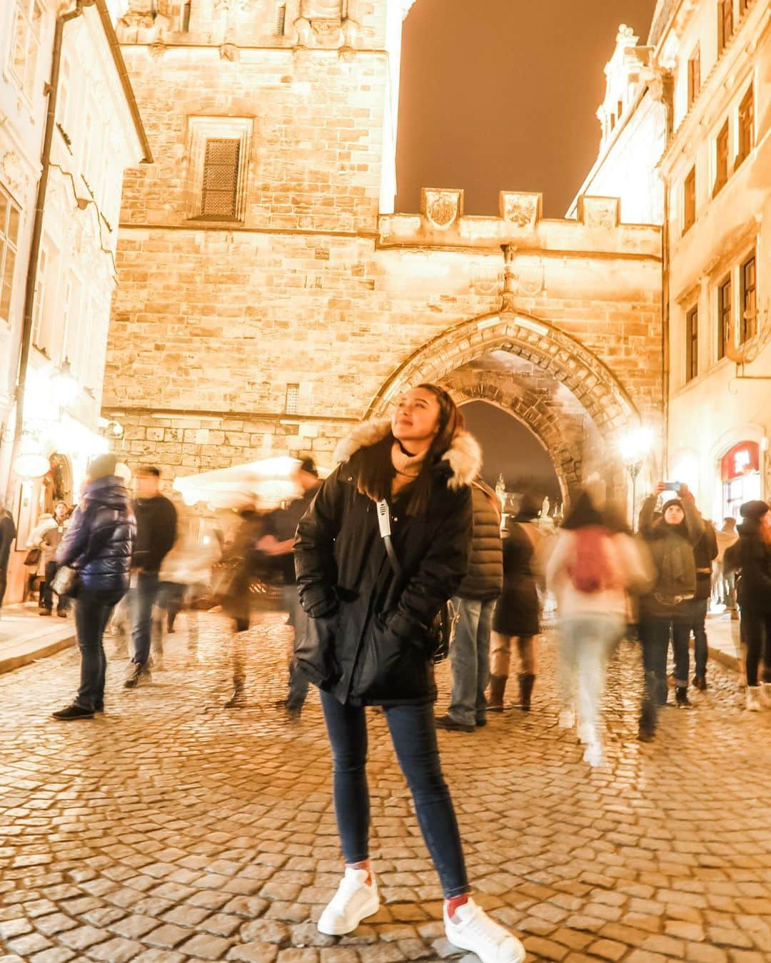 Kim Chiuさんのインスタグラム写真 - (Kim ChiuInstagram)「“One’s destination is never a place,  but a new way of seeing things.”-HenryMiller🍃. . Walking down the streets!! Walking is always a good idea!!!😉👍🏻 first timer in Prague!!!😻 beautiful city with so much history!!!!👍🏻 thank you @travelokaph for this amazing trip!!! Download their app now! Super bilis everything and super reliable!👍🏻😉 #CHIUrista #travelokaph」12月29日 13時35分 - chinitaprincess