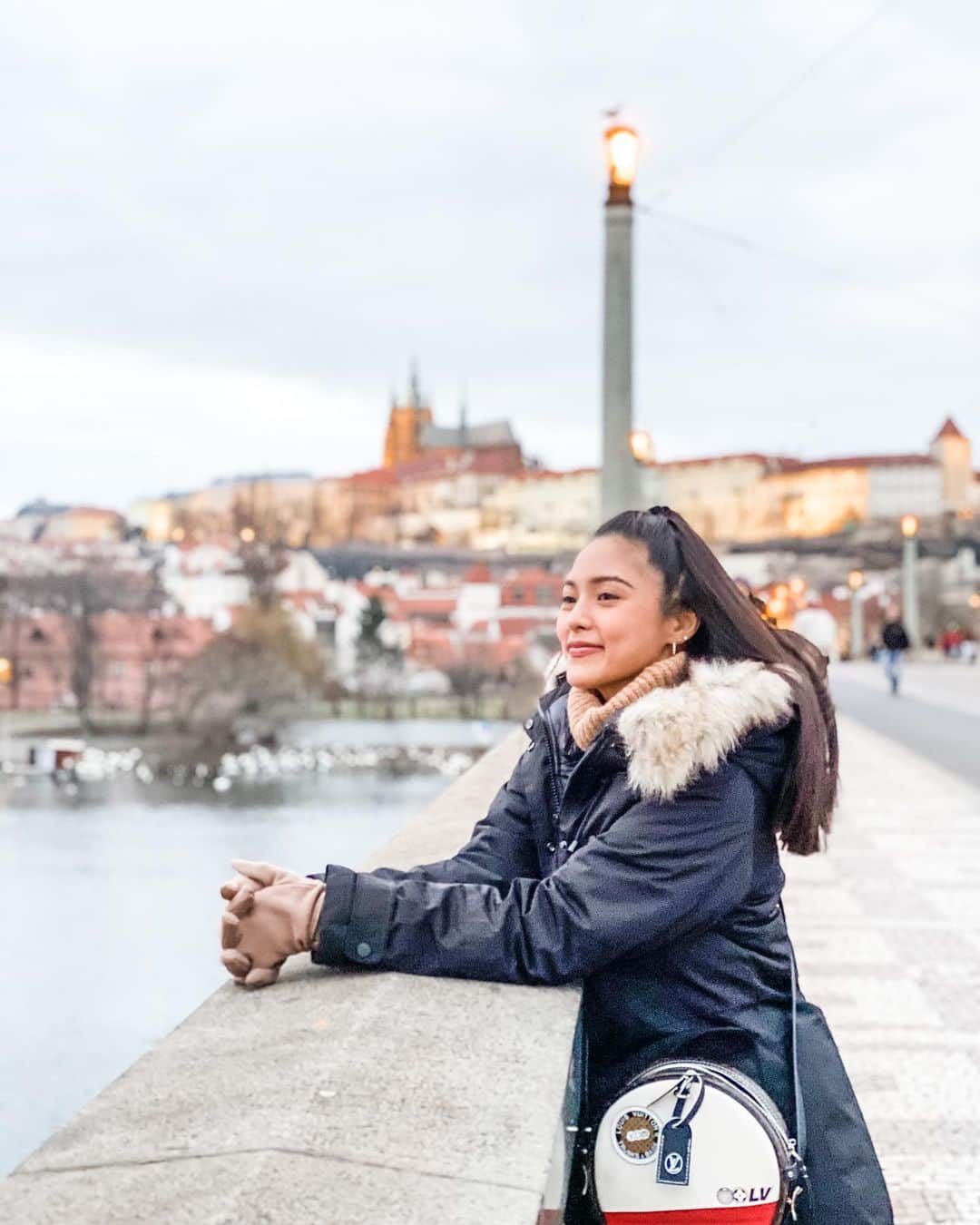 Kim Chiuさんのインスタグラム写真 - (Kim ChiuInstagram)「“One’s destination is never a place,  but a new way of seeing things.”-HenryMiller🍃. . Walking down the streets!! Walking is always a good idea!!!😉👍🏻 first timer in Prague!!!😻 beautiful city with so much history!!!!👍🏻 thank you @travelokaph for this amazing trip!!! Download their app now! Super bilis everything and super reliable!👍🏻😉 #CHIUrista #travelokaph」12月29日 13時35分 - chinitaprincess