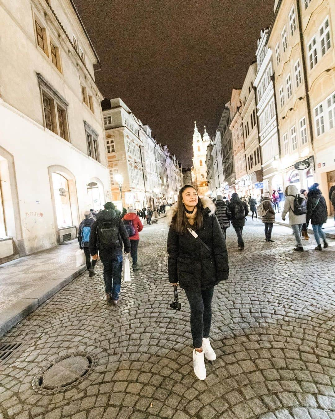 Kim Chiuさんのインスタグラム写真 - (Kim ChiuInstagram)「“One’s destination is never a place,  but a new way of seeing things.”-HenryMiller🍃. . Walking down the streets!! Walking is always a good idea!!!😉👍🏻 first timer in Prague!!!😻 beautiful city with so much history!!!!👍🏻 thank you @travelokaph for this amazing trip!!! Download their app now! Super bilis everything and super reliable!👍🏻😉 #CHIUrista #travelokaph」12月29日 13時35分 - chinitaprincess