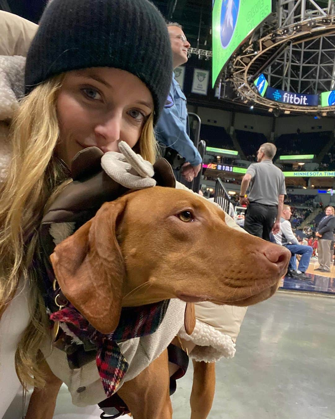 ケイト・ボックさんのインスタグラム写真 - (ケイト・ボックInstagram)「BIG BALL FAN OVER HERE 🏀🏀🏀 @vestryvizsla out there supporting the @cavs to get the W 👏🏼👏🏼👏🏼」12月29日 13時37分 - katelove