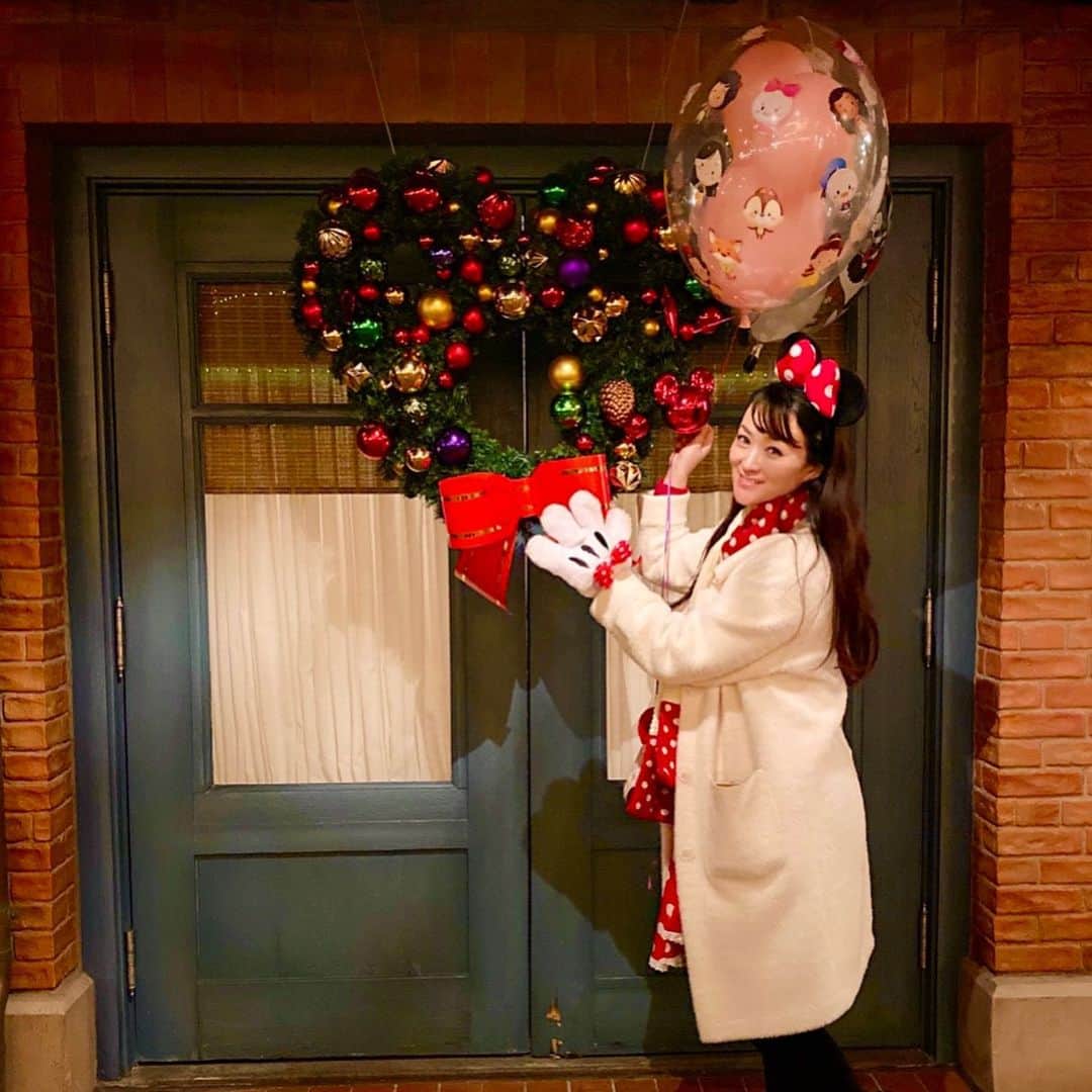 鈴木あさみのインスタグラム：「Have a happy new year! Enjoy the holidays!  クリスマスリースもミッキー🎄  この歳でディズニーの夢の世界にはまってしまった…😆😆 まさかミニーのカチューシャをするとは！ ❣️ディズニーマジック❣️ 街からクリスマスツリー🎄がなくなりましたね。  11ヶ月先までクリスマスツリーやリースが見れないと思うと、少し寂しい😆」