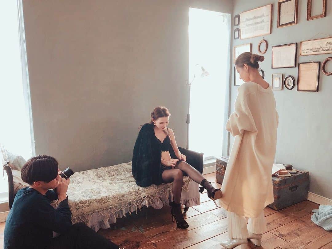 のインスタグラム：「少し早いですが…今年も残りわずか🥺adviserをさせて頂いている　@carriefranca もご愛用してくださっている皆様、2019年もありがとうございました💕たまに聞かれるんだけど、こんな感じで撮影のディレクションもさせてもらってるよ✨スタイリングから写真チェック、データセレクトまで全て✨ モデルとして私がが経験してきた事を活かしながら、今の私の世界観を混ぜながらやっております⭐️来年は新作が続々と出るので今後とも宜しくお願いします💕 #カリフランカ#ランジェリー #ランジェリーショップ ・ みなさん年末に向けて大忙しですか？私は大大大掃除&整理整頓しております🧹今日で終わらせたいところ…がんばる🔥」