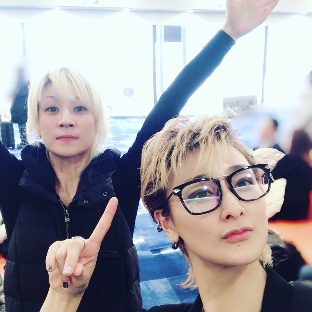 綺華れいのインスタグラム：「いざ‼️中国公演行ってきます✨✨✨ ここからSNSなど出来ないかもしれない｡ﾟ( ﾟஇωஇﾟ)ﾟ｡ サイツェン(*￣▽￣)ﾉ~~ ﾏﾀﾈｰ♪  #綺華れい #鳴海じゅん #宝塚OG #宝塚歌劇団 #タカラジェンヌ #アレキサンドライト #中国 #広州 #上海 #北京 #謝謝 💖 #美魔女コンテスト #WEB賞受賞 #ジュエリーバッグ #ジュエリーバッグ認定講師」