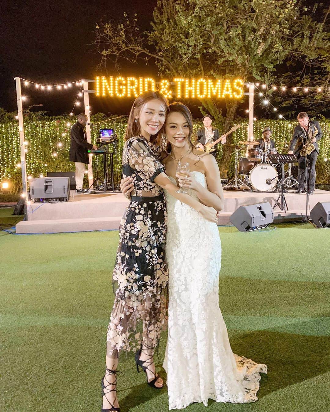 Elva Niさんのインスタグラム写真 - (Elva NiInstagram)「恭喜Ingrid&Thomas! 🕊 看到你們滿臉洋溢着幸福的笑容 就知道你們早已認定了對方是the only one 真正了解Ingrid是由一年半前 當我們決定一起合作開始 雖然你年紀比我小 但很多時候我都會被妳對工作認真的 態度和規律性所感染 你對每一樣事情都會精益求精的做到最好  這半年來大家都沒有好好休息過 雖然一個接一個難題一直迎面而來 但我們都能夠逐一化解 yoga studio總算是趕上了soft opening 在這麼忙的時間 看到你還能將婚禮策劃的那麼好 你真的很棒！！！ 讓我們一起加油 將我們心中小小夢想 慢慢的實現！ 祝你們 永結同心 早生貴子 相親相愛 白頭到老❤️❤️ @ingyx  #ingridandthomas #tungloveyoubing」12月29日 13時52分 - misselvani