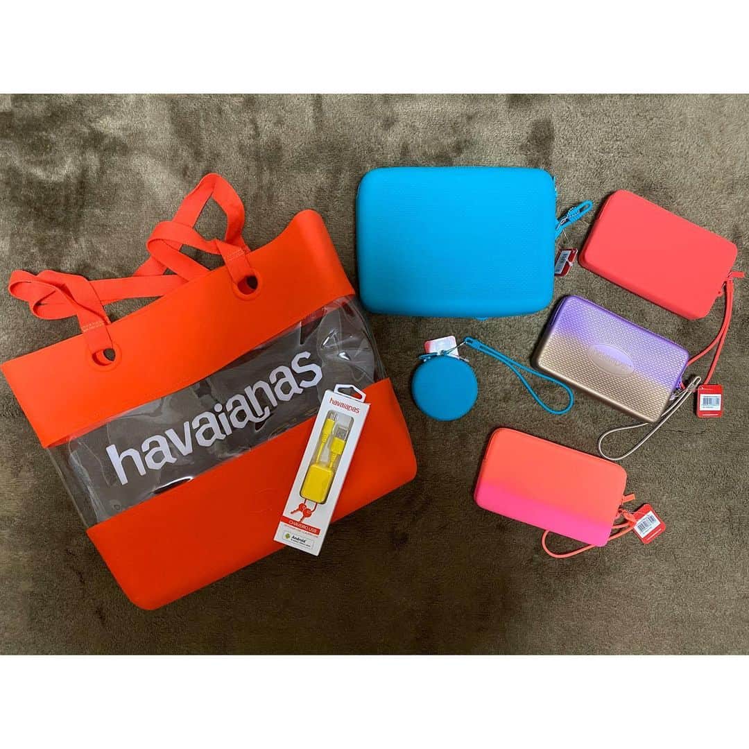 宮川紗麻亜さんのインスタグラム写真 - (宮川紗麻亜Instagram)「🌻 12月26日 TELICとhavaianasの商品サポート頂いている株式会社ドウシシャさんへご挨拶へ行ってきました！！ 今シーズンは私のサポート以外にも、MAGSさんの大会にも商品提供頂き、その際は快く引き受けて下さりありがとうございました😊  年明けには、TELICから新商品も発売されるとの事でとても楽しみです🎶 ご挨拶に行ったのに、新たにまた沢山の商品を頂いちゃいました✨ TELICとhavaianasのサンダル、MINNETONKA、havaianasのグッズと盛り沢山。 下着感覚で毎日違うのを履いて下さいと…笑 ありがとうございます❤️ 今後とも宜しくお願い致します！！！ ✴︎ #TELIC #limeyellow #雲の上を歩くような履き心地 #FLIPFLOP #footwear #リカバリーサンダル #recoverysandal #クッション性 #足裏 #マッサージ効果 #havaianas #beachsandal #minnetonka #fashion  #株式会社ドウシシャ #DOSHISHA  #beachvolleyball #ビーチバレー  #summermiyagawa #宮川紗麻亜 #athlete LET'S SUMMERバッグ🛍笑」12月29日 13時52分 - sunflower__summer