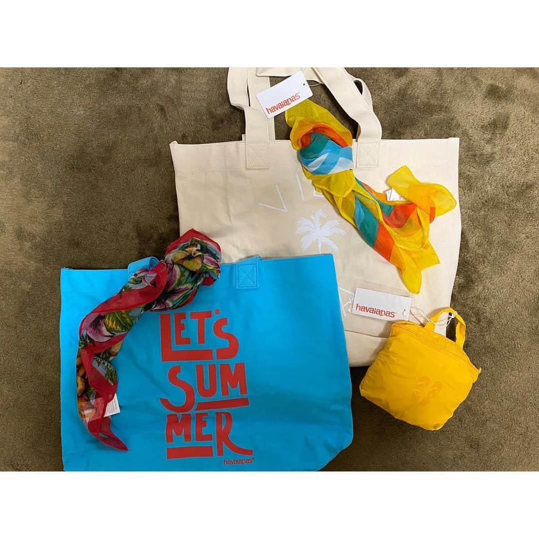 宮川紗麻亜さんのインスタグラム写真 - (宮川紗麻亜Instagram)「🌻 12月26日 TELICとhavaianasの商品サポート頂いている株式会社ドウシシャさんへご挨拶へ行ってきました！！ 今シーズンは私のサポート以外にも、MAGSさんの大会にも商品提供頂き、その際は快く引き受けて下さりありがとうございました😊  年明けには、TELICから新商品も発売されるとの事でとても楽しみです🎶 ご挨拶に行ったのに、新たにまた沢山の商品を頂いちゃいました✨ TELICとhavaianasのサンダル、MINNETONKA、havaianasのグッズと盛り沢山。 下着感覚で毎日違うのを履いて下さいと…笑 ありがとうございます❤️ 今後とも宜しくお願い致します！！！ ✴︎ #TELIC #limeyellow #雲の上を歩くような履き心地 #FLIPFLOP #footwear #リカバリーサンダル #recoverysandal #クッション性 #足裏 #マッサージ効果 #havaianas #beachsandal #minnetonka #fashion  #株式会社ドウシシャ #DOSHISHA  #beachvolleyball #ビーチバレー  #summermiyagawa #宮川紗麻亜 #athlete LET'S SUMMERバッグ🛍笑」12月29日 13時52分 - sunflower__summer