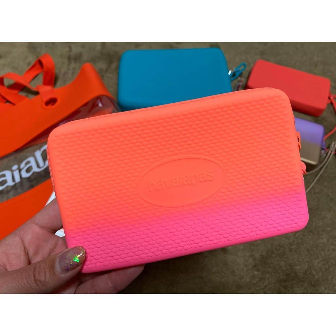 宮川紗麻亜さんのインスタグラム写真 - (宮川紗麻亜Instagram)「🌻 12月26日 TELICとhavaianasの商品サポート頂いている株式会社ドウシシャさんへご挨拶へ行ってきました！！ 今シーズンは私のサポート以外にも、MAGSさんの大会にも商品提供頂き、その際は快く引き受けて下さりありがとうございました😊  年明けには、TELICから新商品も発売されるとの事でとても楽しみです🎶 ご挨拶に行ったのに、新たにまた沢山の商品を頂いちゃいました✨ TELICとhavaianasのサンダル、MINNETONKA、havaianasのグッズと盛り沢山。 下着感覚で毎日違うのを履いて下さいと…笑 ありがとうございます❤️ 今後とも宜しくお願い致します！！！ ✴︎ #TELIC #limeyellow #雲の上を歩くような履き心地 #FLIPFLOP #footwear #リカバリーサンダル #recoverysandal #クッション性 #足裏 #マッサージ効果 #havaianas #beachsandal #minnetonka #fashion  #株式会社ドウシシャ #DOSHISHA  #beachvolleyball #ビーチバレー  #summermiyagawa #宮川紗麻亜 #athlete LET'S SUMMERバッグ🛍笑」12月29日 13時52分 - sunflower__summer