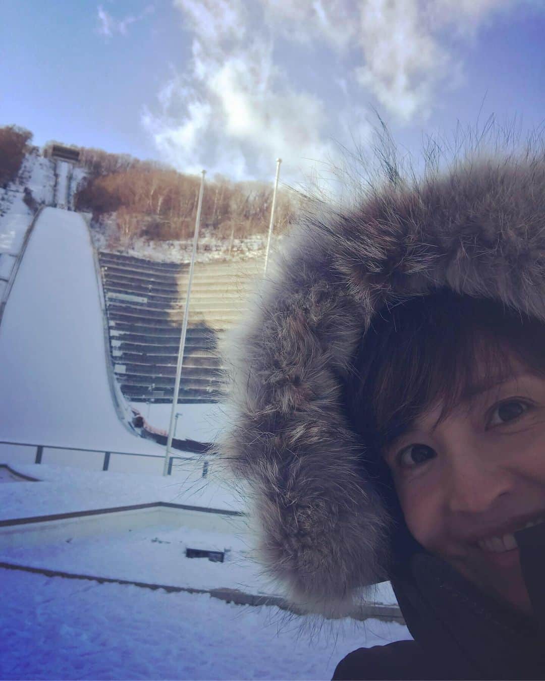 伊藤裕子さんのインスタグラム写真 - (伊藤裕子Instagram)「怖！！ テレビで見るのとは全然違う〜〜！ ここから滑るなんて、私には絶対に出来ない、、、、 #大倉山 #スキージャンプ台 #札幌の景色一望 #カナダ仕様のカナダグース大活躍」12月29日 13時57分 - yukoito_official