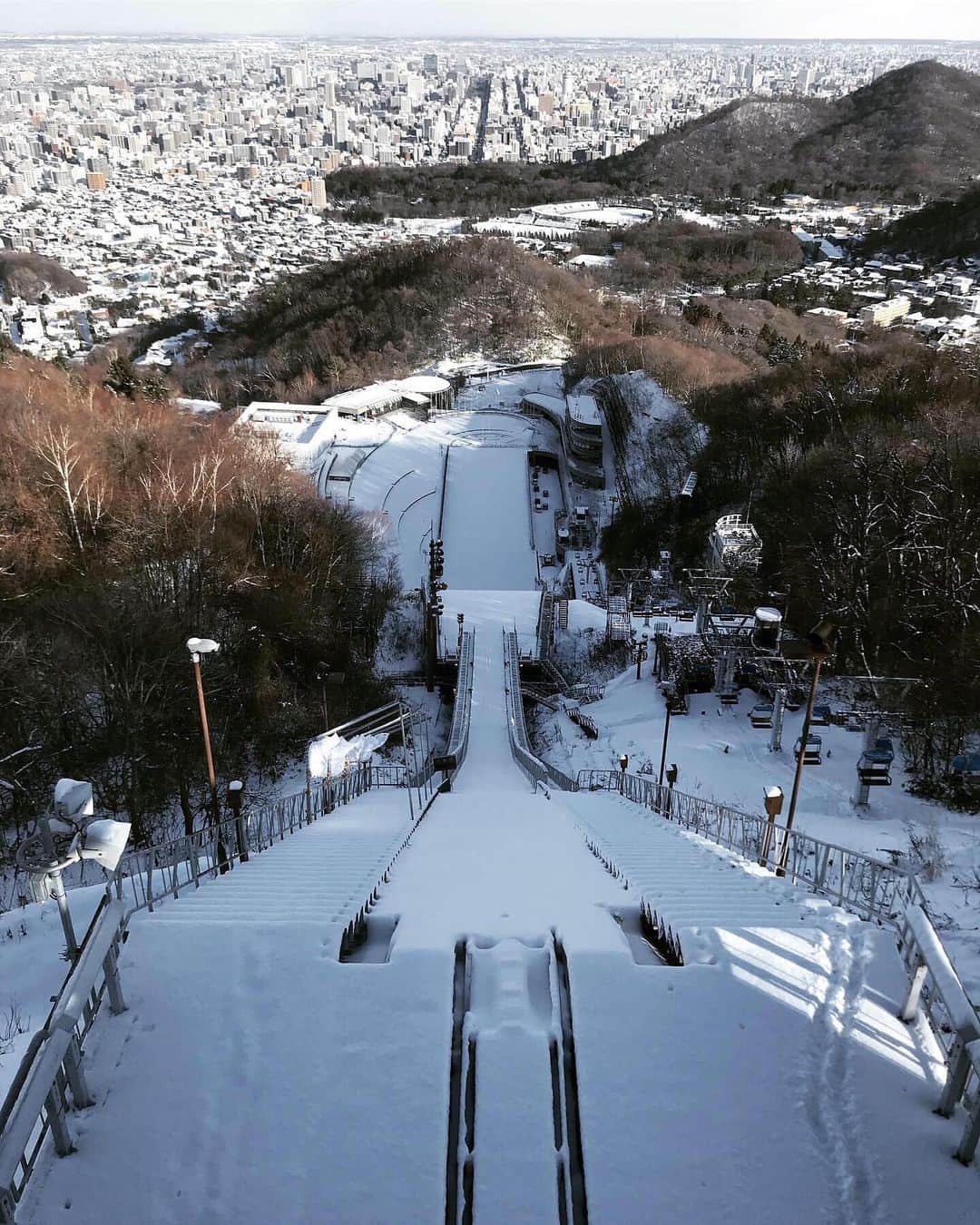 伊藤裕子さんのインスタグラム写真 - (伊藤裕子Instagram)「怖！！ テレビで見るのとは全然違う〜〜！ ここから滑るなんて、私には絶対に出来ない、、、、 #大倉山 #スキージャンプ台 #札幌の景色一望 #カナダ仕様のカナダグース大活躍」12月29日 13時57分 - yukoito_official