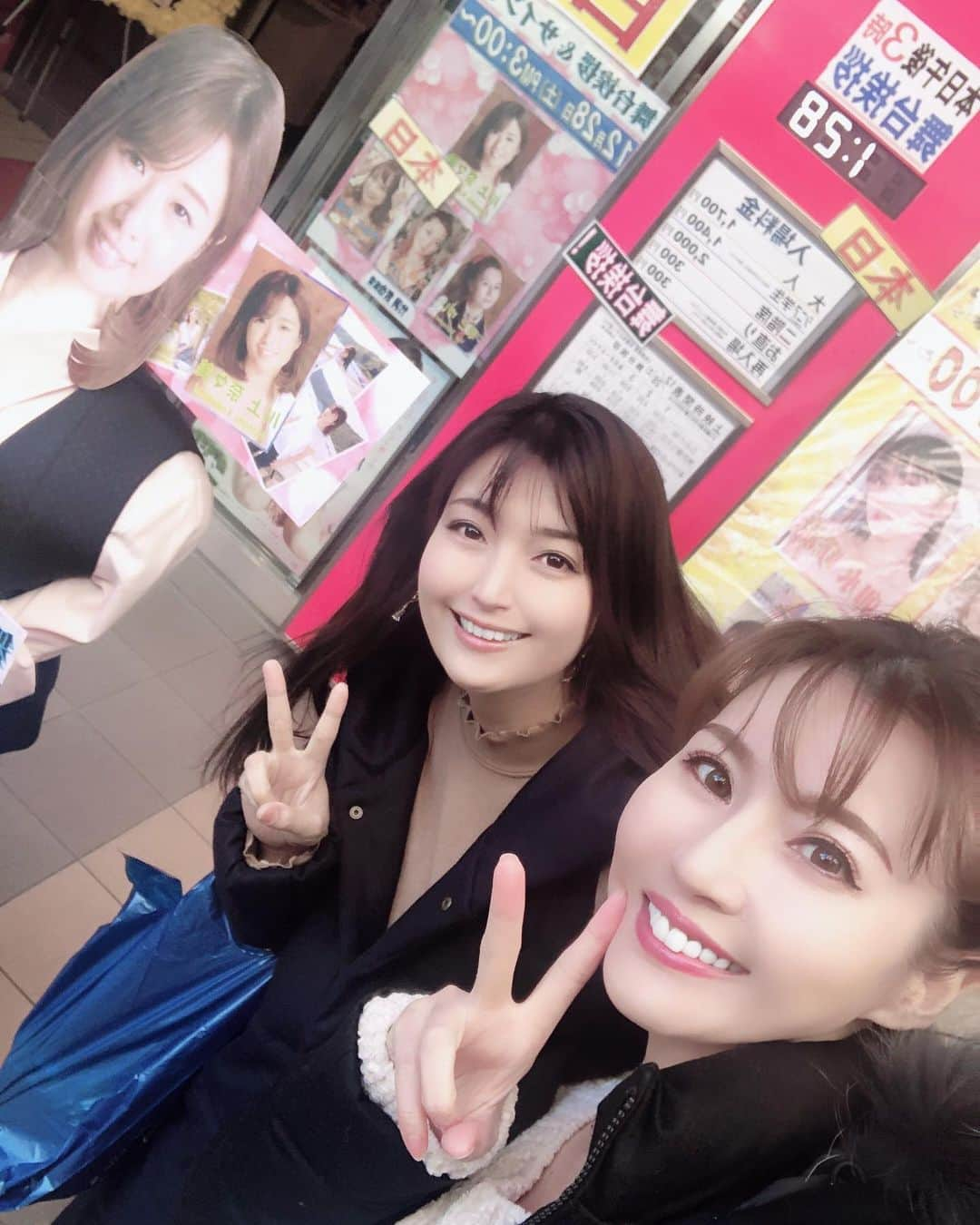 辰巳ゆいさんのインスタグラム写真 - (辰巳ゆいInstagram)「昨日は、﻿ 「発情物語　幼馴染はヤリ盛り」﻿ の舞台挨拶へお越しいただきありがとうございました！！﻿ ﻿ 舞台挨拶の前に、塔子しゃんと渋めのランチして笑﻿ 一緒に映画観たよ♪﻿ ﻿ 劇場内は、笑い声が沢山聞こえて嬉しかったです♪﻿ ﻿ この映画は、櫻井さんの最後の作品…﻿ ﻿ 撮影の思い出も沢山あって、思い出しながら観てました。﻿ 笑いあり涙ありの本当におもしろい作品なので、みんな観に行って下さいね！﻿ ﻿ そして！﻿ きみと歩実ちゃんが4代目マスコットガール１周年！﻿ おめでとうー🎉﻿ 舞台挨拶は、イケメン支配人とあゆみんの上手な進行、撮影現場の楽しい裏話とかとっても盛り上がりました！﻿ とっても楽しかったです！﻿ ありがとうございました😊﻿ ﻿ R15版の方は、来年公開となる予定なのでそちらも楽しみにしててください♪﻿ ﻿ ﻿ 「発情物語　幼馴染はヤリ盛り」﻿ ﻿ 監督：竹洞哲也　﻿ 脚本：小松公典﻿ 出演：川上奈々美、辰巳ゆい、工藤翔子、櫻井拓也、細川佳央﻿ ﻿ ﻿ その後、竹洞組の忘年会もあり楽しかったなー♪﻿ 写真撮れば良かったw﻿ 忘れてた🤣﻿ ﻿ 来年もよろしくお願いしますっっっ❤️﻿」12月29日 14時16分 - yuitatsumi