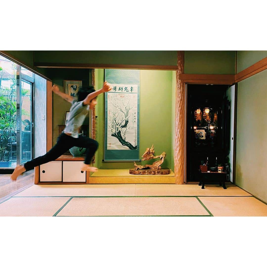 鈴木紗理奈さんのインスタグラム写真 - (鈴木紗理奈Instagram)「年の瀬の大掃除。 掃除機、雑巾掛けをして 新春に向けて掛け軸を梅に掛け替え。  #riototomama」12月29日 14時16分 - munehirovoice
