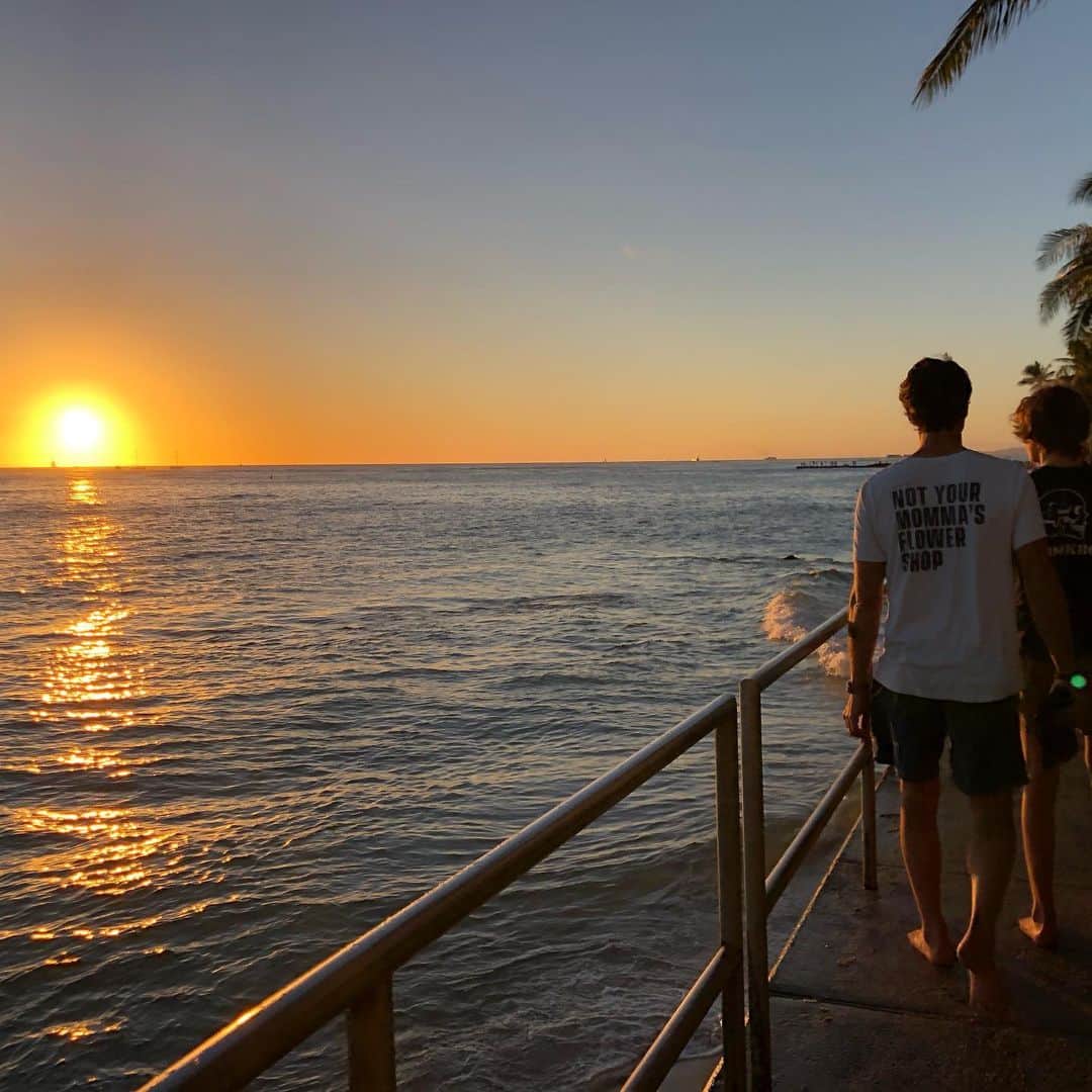 レイラニ・ビショップのインスタグラム：「Saturday 🌅 Nuthin like a Hawai’i sunset ♥️」
