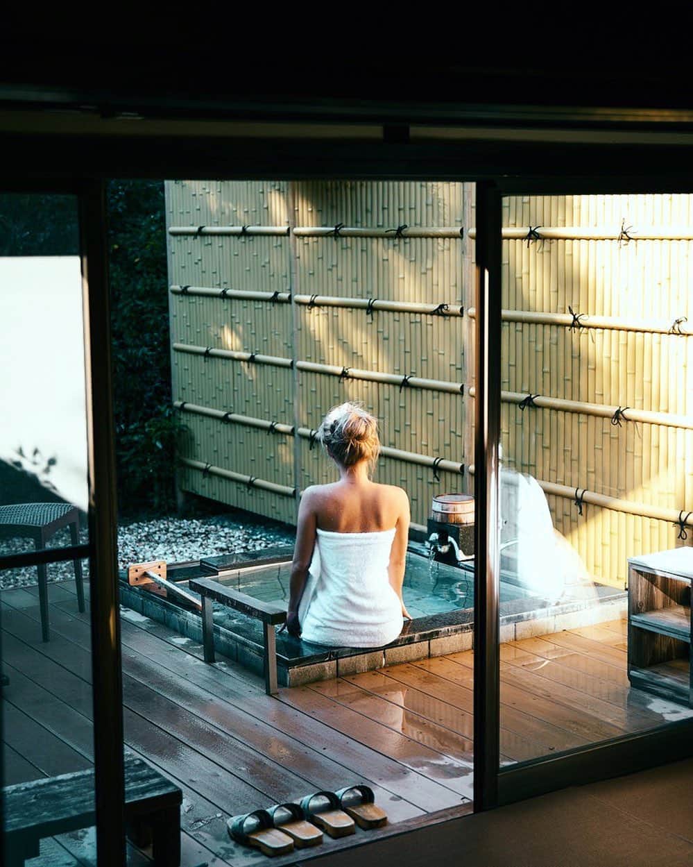 MARISのインスタグラム：「みんなからたっくさんメッセージと友達からもたくさんメール来てたこの旅館は伊東温泉の＂伊東　緑涌"ていう場所で、離れがあって露天風呂がお部屋についてる部屋に泊まってたんだ❤️🎅 すっごくリラックスできたよ🌲♨️本当に良かったよー♨️❤️ ・ ・ そして、温泉に来る前に前々からやってみたかったCO2炭酸ガスレーザーを　@omotesando_medical_clinic に 顔全体に当ててもらいました❤️ 当ててからしばらくは赤いの、で、どうなるんだろー？てドキドキだったけど、かさぶたみたいになってポロポロとれてきたんだけど、 本当に肌が綺麗になってる😳❤️ 毛穴が明らかに小さくなってるの！！ 1回でこれくらい変わるならまたやりたいな🥰 ５回くらいやると本当に肌質改善されて効果がすごいみたいだから続けたい❤️❤️❤️ @omotesando_medical_clinic はたくさんメニューがあるので自分に合ったアドバイスしてくれるのでオススメ👌🏾 Co2はニキビ跡や毛穴にはすごい効果だと思う✨🧖‍♀️ 来年は通いたいな🥰 2020年は肌質改善頑張ろう❤️ @omotesando_medical_clinic ありがとうございました❤️ ・ ・ ・ #beauty #beautiful #onsen #japan #shizuoka #ito #伊東　 #温泉　#伊東温泉 #love #happybirthday #happy #年末　#2019」