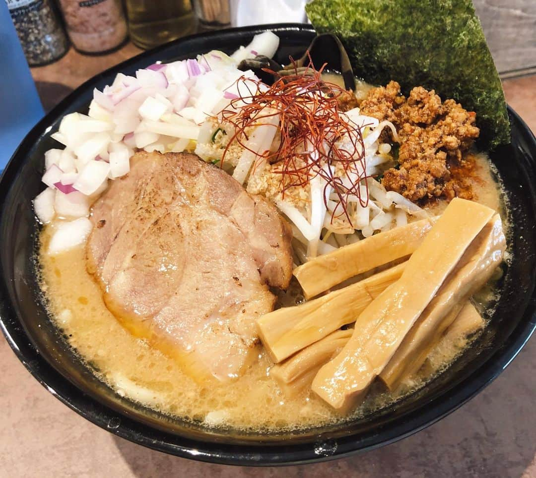 hajimeのインスタグラム：「先週のラーメンです🙋‍♂️ 西池袋　NOODLE VOICE 東上野　博多ラーメン　長浜や 濃厚味噌ラーメンと赤トンコツラーメンを食しました😋 忘年会続きで胃が荒れているのに…… 返ってこってりを欲してしまいます🤦‍♂️ ・ ・ ・ ・ ・ #ラーメン#らーめん#拉麺#味噌#みそ #みそラーメン#トンコツ#とんこつ#豚骨#にんにく#高菜#池袋#上野」