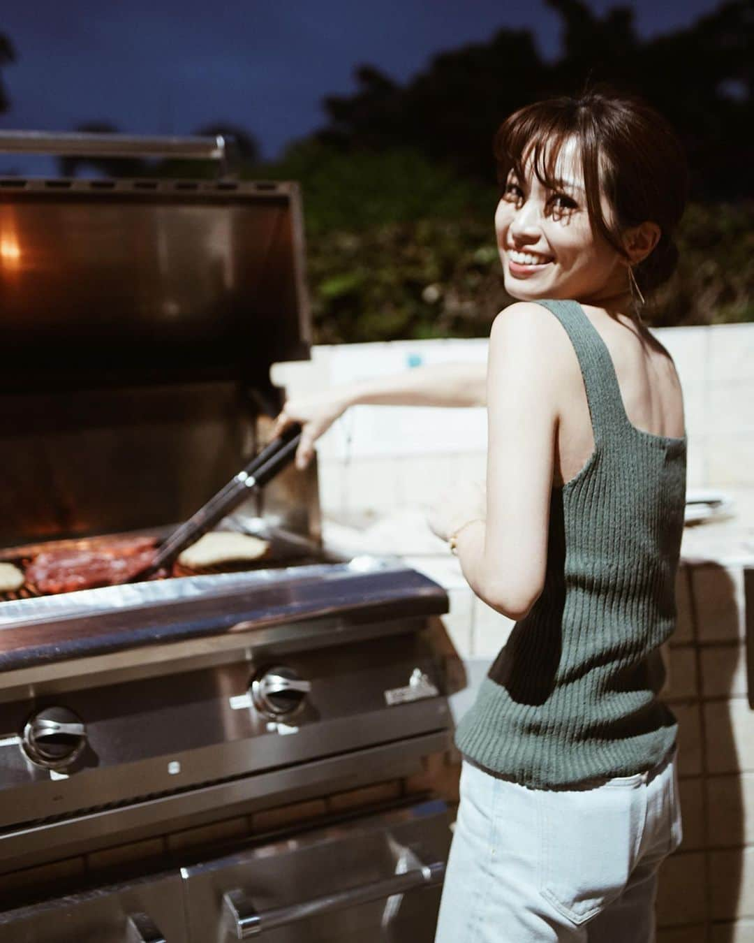 喜田彩子さんのインスタグラム写真 - (喜田彩子Instagram)「﻿ ﻿ BBQ〜🍖﻿ ﻿ BBQで焼くソーセージが一番美味しいと思うのは私だけでしょうか。﻿ 飲みながら焼き焼き....﻿ ﻿ ﻿ ﻿ ﻿ #hawaii #ハワイ #하와이 #waikiki #ワイキキ #オアフ #oahu #aloha #travel #trip #旅行 #여행 #hawaiitrip #冬休み #wintervacation #vacation #여름방학 #子連れHawaii #子連れハワイ #子連れ旅行 #子連れtrip #喜田家の冬休み﻿ #喜田家の冬休み2019 #ayakida_trip﻿ #instadiary#instaphoto #東京カメラ部#カメラ小僧部#sony #カメラ好きな人と繋がりたい﻿ ﻿ ﻿」12月29日 14時38分 - ayacokida