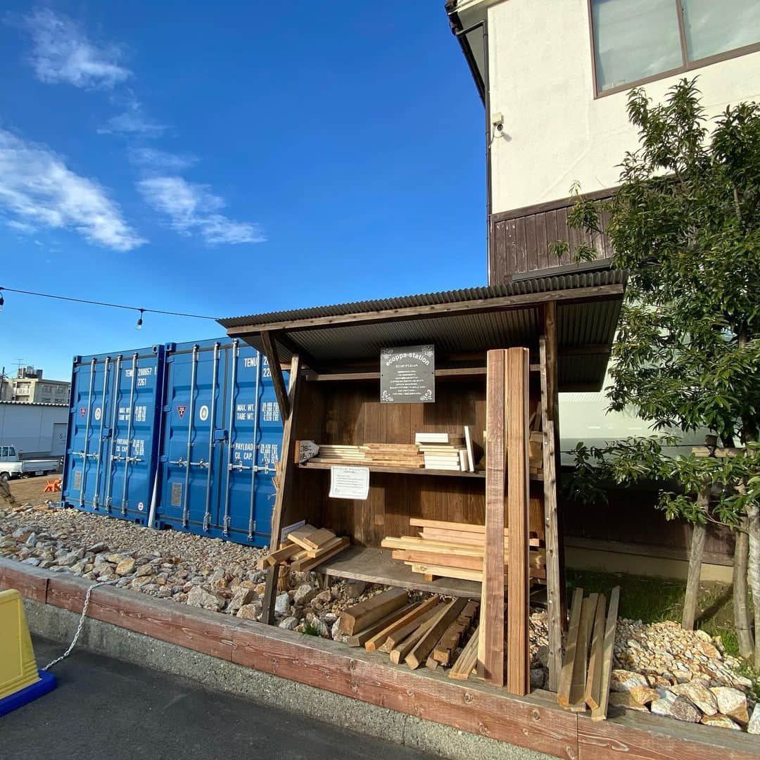 のインスタグラム：「ecoppa-station﻿ ﻿ えこっぱ・すてぇしょん﻿ ﻿ 建築現場からやってきた、﻿ いろいろな材木のカケラ。﻿ ﻿ ﻿ カタチも種類もさまざまですが、﻿ どこかで役立ちたい気持ちでいっぱいなんです。﻿ ﻿ ﻿ DIYや工作、おもちゃ作りなど、﻿ 皆さんのアイディアで﻿ ﻿ 可愛い”こっぱちゃん”たちを﻿ 生かしてあげてください。﻿ ﻿ ﻿ ﻿ TAKE FREE、ご自由にお持ちください。﻿ ﻿ ﻿ #清水工務店﻿ #エーポート﻿ #木っ端﻿ #エコッパちゃん﻿ #無垢材﻿ #DIY﻿ #昨日の大掃除でたくさん補充しました﻿ #今朝だいぶお持ち帰りいただきました！﻿ #まだまだありますよ﻿ @ 清水工務店﻿ http://www.shimizu21.com/」