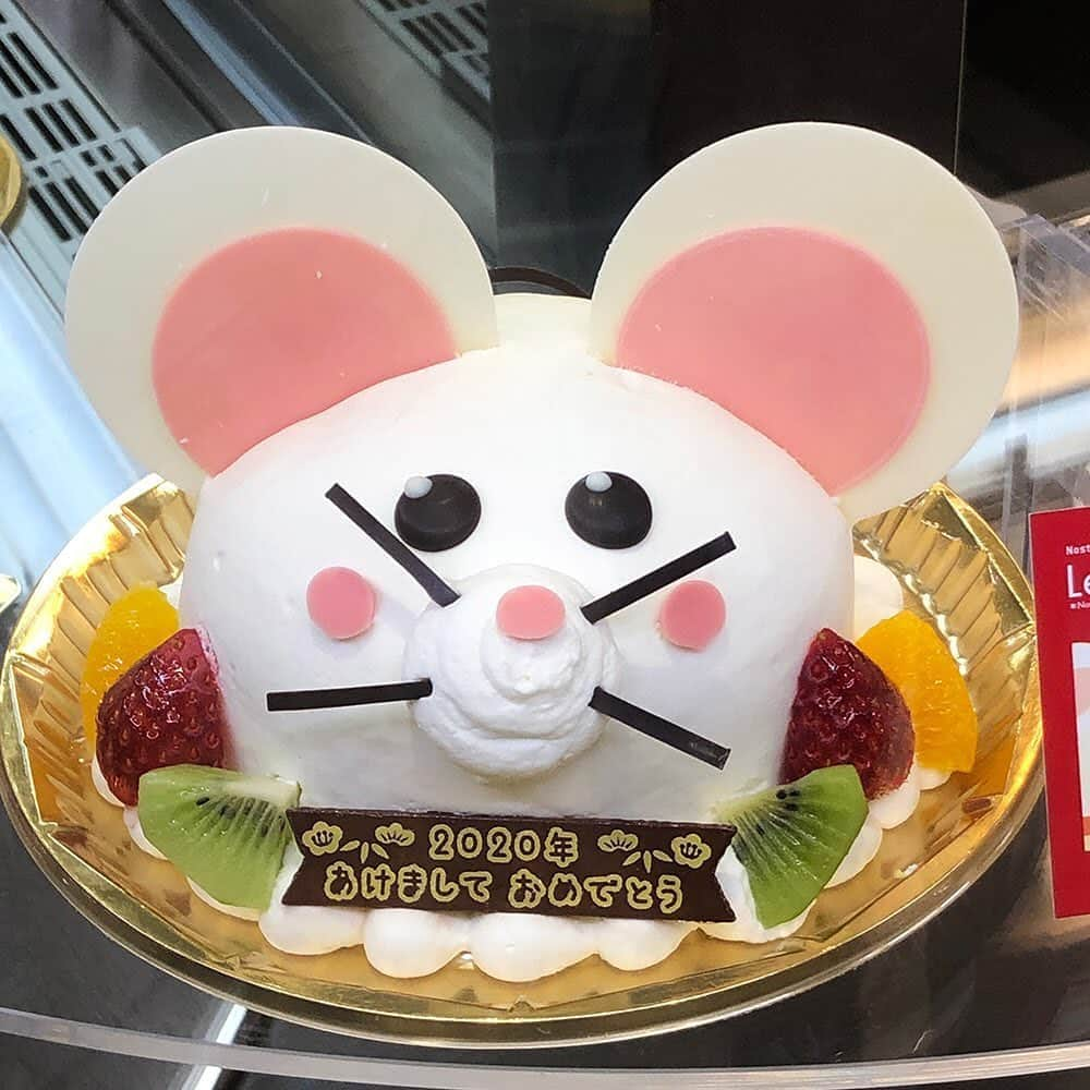 daimarusapporoさんのインスタグラム写真 - (daimarusapporoInstagram)「【ねずみ年縁起物スイーツ🐭】 . 来年の干支は「子」ですね！ 地1階 ほっぺタウン和洋菓子売場では2020年の干支「子」をモチーフにした かわいいスイーツを販売中です✨ . 主なラインアップは 写真1枚目 〈一久大福堂〉ねずみ大福 写真2枚目 〈ルタオ〉2020年チューチュースフレチーズ 写真3枚目 〈笹屋伊織〉干支菓「子」 写真4枚目 〈ロリオリ〉干支デコレーションケーキ9cm 写真5枚目 〈きのとや〉迎春ハリネズミケーキ 写真6枚目 〈モロゾフ〉迎春デンマーククリームチーズケーキ 写真7枚目 〈フルーツケーキファクトリー〉ねずみのタルト 写真8枚目 〈麻布かりんと〉金箔麻布かりんと . 可愛らしくて食べるのがもったいなくなってしまいます😍 . 1/7(火)まで販売しておりますのでぜひご賞味ください❤️ ※〈ルタオ〉のチューチュースフレチーズは1/3(金)まで . #子 #ねずみ #スイーツ #大丸札幌」12月29日 14時44分 - daimarusapporo