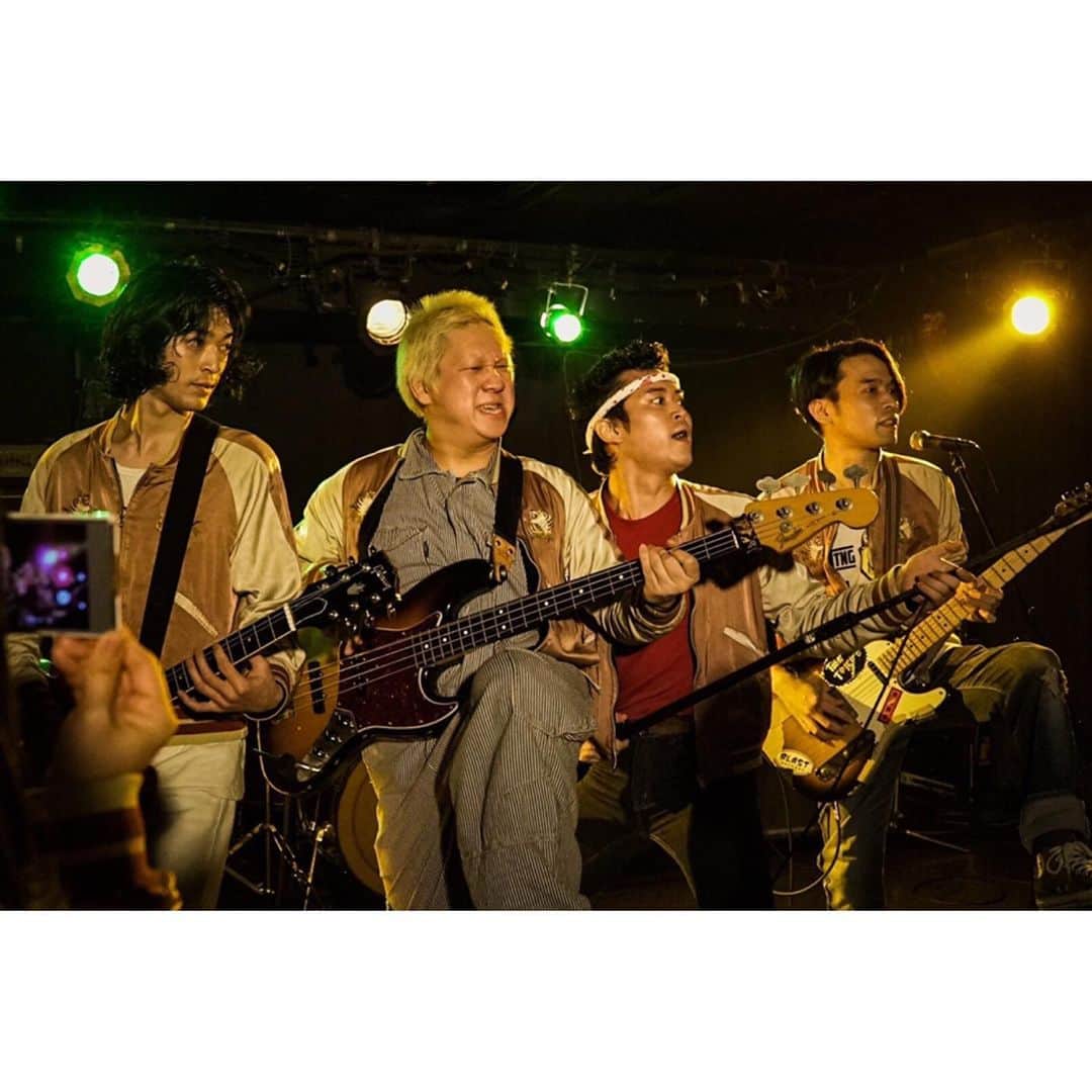 兒玉太智のインスタグラム：「THE TOKYO、2019年最後のライブが終了。 今年もバリバリのギリギリでやってこれました。 ずっと一緒に駆け抜けてくださった方々、途中乗車や途中下車の方々、大感謝です。 来年もみんな気ままにグッドラック！ . . ということで、配信限定リリース『気ままにグッドラック 』&『SAYING』はもう聴いていただけましたでしょうか。笑 気ままに〜は、あぶない刑事とかハードボイルド刑事ドラマの主題歌っぽいです。そういうの好きにはたまらない曲なのではと思います。 SAYINGは、今泣きたい人に聴いてほしい。 いや、もし僕が泣いてこられてきてたとしたら絶対に認められてたと思いますか？ ※かまいたちのM-1のネタまだ観てない方は絶対に観てください。 . . そんなこんなで、今のTHE TOKYOを象徴する2曲。 サブスクという便利なサービスで聴き放題なので全員よろしくちゃんです☺︎ . . #THETOKYO #ザトーキョー #気ままにグッドラック  #SAYING #コダマアツシ #こだまたいち #ハリケーンハマー #ミヤシタツカサ #ドンタカシ #かまいたち #山内健司 #濱家隆一」