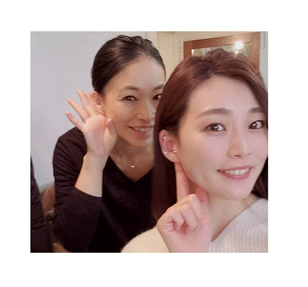 本田珠規のインスタグラム：「耳ツボジュエリー 【イヤービューティーセラピー】 を初体験！ . 今年撮影の際に、たまたまお会いしたマキさん✨ @maki.acupuncture.ebta  撮影日に私の耳を見て、見事に私の癖をあてられまして、耳だけでわかるってスゴイ‼️ 耳ツボセラピー受けたいと思っていたんです✨ . 結果、 ほんとに感動ものでした！ 耳のマッサージもして頂いたのですが、 半顔のビフォーアフターが違いすぎてビックリ‼️ . 耳は身体全身を表してるらしく、 痛い箇所は悪いところ。 私は特に肩、首こりが酷かったので、 耳👂の肩こりのツボがとにかく痛い！ でも一通り解してもらうと、血流が良くなって ポカポカして身体がスッキリ！ . お肌の透明感もでて、 むくみがなくなって、 フェイスラインが整って、 目もパッチリ開いて大きくなった！ . 耳だけでこんなに？！ て驚きだらけ。 . 定期的に通いたいな💓 @maki.acupuncture.ebta さんありがとうございます😊 . . 耳ツボジュエリーは、撮影が入るとできないな、、、。と思っていたけど、 急な撮影でも簡単に剥がせるし、 フェイスラインがすっきりするから、 撮影直前まで貼っておくことは逆に良い！と思いました😌😌😌 . . #耳ツボ#耳ツボジュエリー#イヤービューティーセラピー#むくみスッキリ#むくみ取り#耳つぼセラピー #顔のむくみ#肩こり改善#小顔効果 #鍼灸」