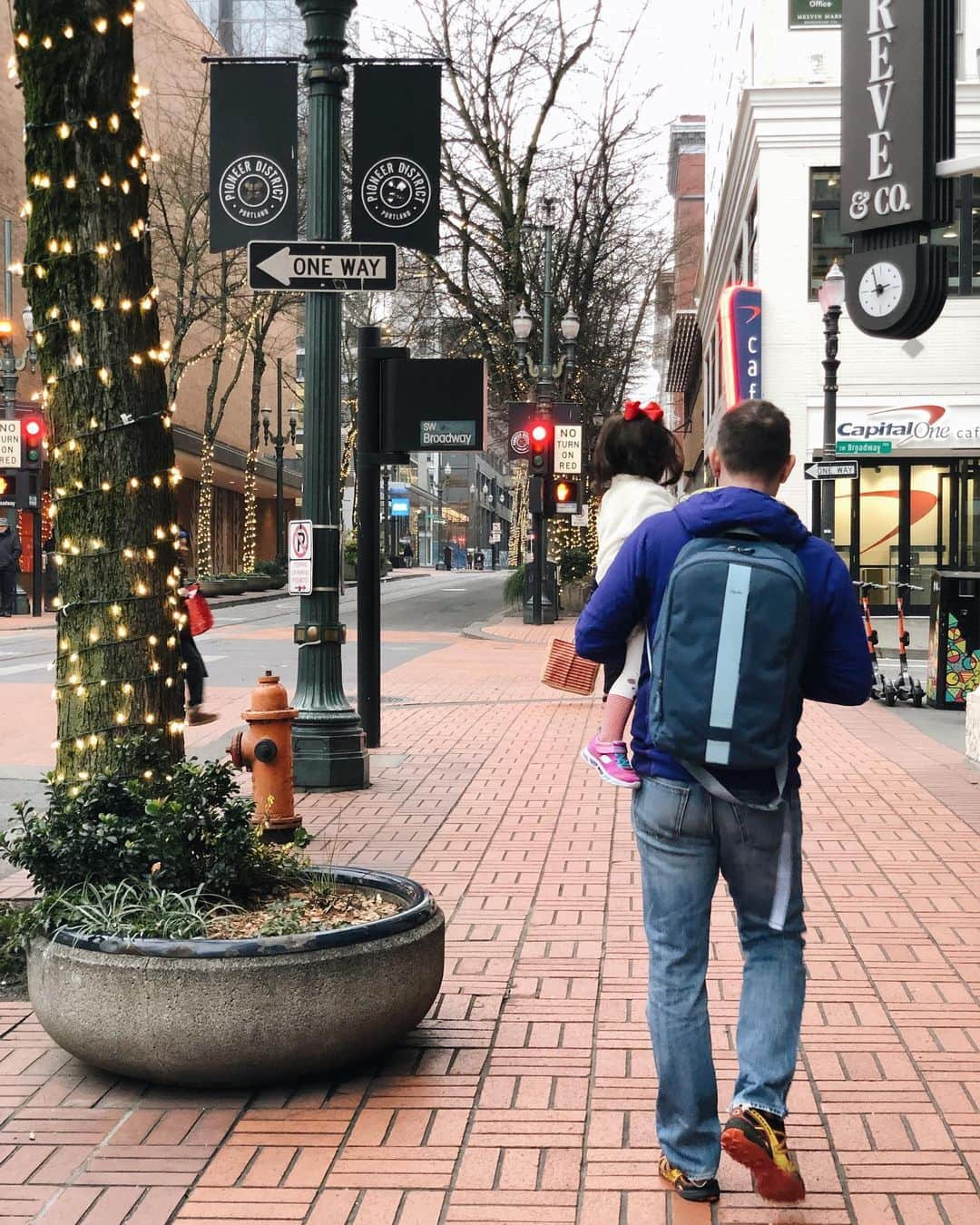 大橋菜央さんのインスタグラム写真 - (大橋菜央Instagram)「Morning walk☁️ . . . 街中さんぽ🚶‍♀️ お天気がすぐれないけど これもまた冬のポートランドらしい❄️ . ときおりカンカーーンと響く路面電車のベルの音が好き🥳 . . . #morningwalk #朝さんぽ  #1yearold #22monthsold #1歳10ヶ月 #たれ目 #たれ眉 #portlandlife #ポートランド #miababyliving #naoliving_portland」12月29日 14時52分 - naoliving