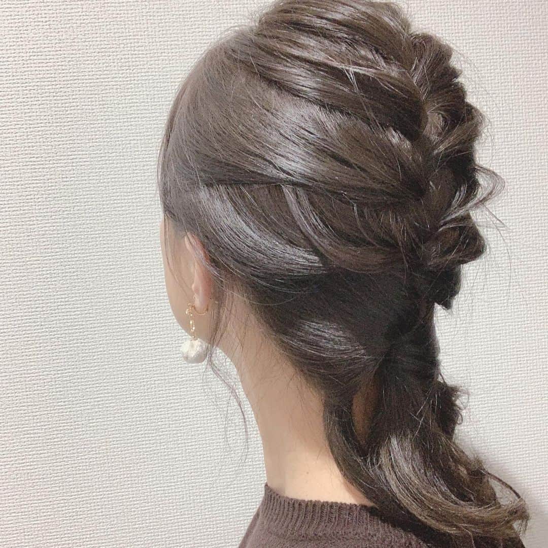 のインスタグラム：「。 たまにはセルフでヘアアレンジ😁 上手にできたでしょ？笑  最近の購入品 Diorのハンドクリーム❤️ すごく香り良くてしっとり テンション上がる！\(( °ω° ))/ 。 ネイルしてもらってから お手入れが楽しいぜ！😻。 #ヘアアレンジ #ヘアアレンジ練習 #アナウンサーファッション #dior #handcare #nail」