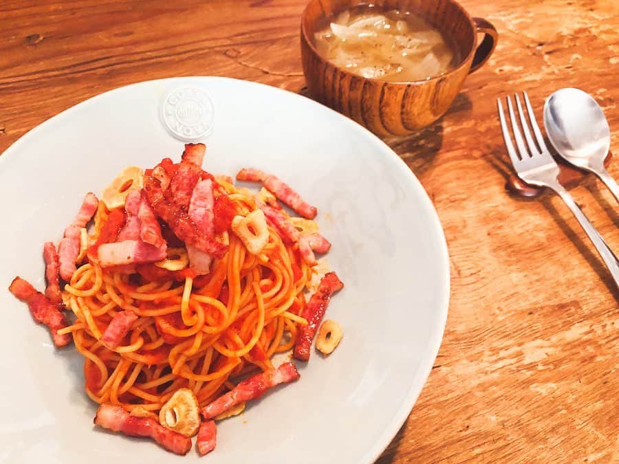 松本亜希のインスタグラム：「トマトとベーコンのスパゲッティ🍅🥓🍝 レシピのリクエストがあったのでアップします😋 すんごくシンプルですが、参考になれば🤤 . 2人分で作ってます🤗 . スパゲッティ・・・230g (私100g、旦那さん130g) 茹でるときの塩・・・30g (鍋の大きさに合わせてね) オリーブオイル・・・60ml にんにく・・・3かけくらい ベーコン・・・好きなだけ 鷹の爪・・・4本 カットトマト缶・・・1缶 塩・・・4つまみ バター・・・10g . にんにくを2mm幅くらいにスライス。真ん中の芽を爪楊枝でちまちま取る。取らないと鍋の中で外れて焦げちゃう。 ベーコンは好きな形にカット！私は短冊にしてる。 . オリーブオイルとにんにくを鍋に入れて火にかける。弱火でね。オイルににんにくの香りをうつす。 . きつね色になったらキッチンペーパーに取り出しておく。 ベーコンと、種をとった鷹の爪を鍋に入れて火にかける。 ベーコンカリカリにした方が美味しい気がしてる。 仕上げに鷹の爪のせないから黒くなっても気にしない😂 . ベーコンカリカリになったら取り出しておいて、トマト缶投入。(鷹の爪も取り出してね) 塩4つまみ入れて強火。 蓋を少しずらしてのせて、ふつふつしてきたら中火。 たまにかき混ぜながら水気を飛ばしてゆく。 ここでスパゲッティを茹で始めると調子いい👍 . 水気無くなったら茹で上がったスパゲッティとバターを入れてくるくるソースと混ぜる。 . にんにくとベーコンをのせて出来上がり！🍝 . #ベーコンとトマトのスパゲッティ#akitchen #ちゃそごはん #ちゃそめし#にんにくたっぷり」