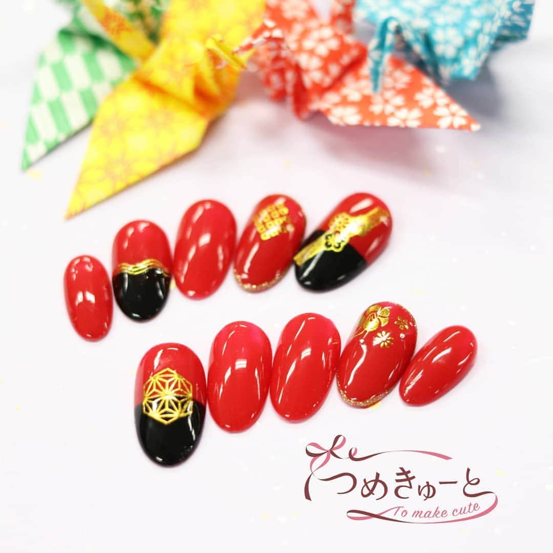 のインスタグラム：「🎍新春ネイル🎍 期間限定デザイン 税抜価格 3,000円（税込価格3,300円）  ご予約はこちらへ→www.tomakecute.com  #つめきゅーと #新春デザイン #お正月ネイル #ネイル #ねいる #ネイルアート #ネイルサロン #津田沼 #稲毛 #新浦安 #成田 #川口前川」