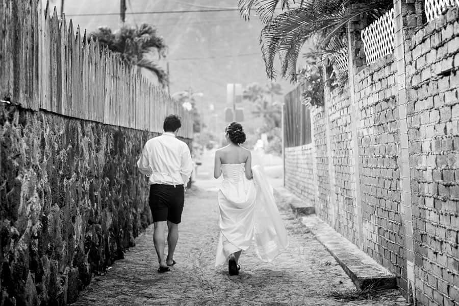 淡輪優希さんのインスタグラム写真 - (淡輪優希Instagram)「結婚式のご相談は @emah_wedding へ💐 【 #ブライダル前撮り Part2】 #ハワイ での#前撮りは @2cconcept さんに撮って頂きました🌺🌴一生の思い出を残すとはこの事。こういう気軽に撮り直しができない#ロケーション だったり#ウェデングドレス を着て撮る時って、だいたい"あーあそこで撮りたかったな、とかもっとこういう感じがよかったな"って後から後悔する事が多いんですけど、 @2cconcept さんの写真はそれがない✨全てつまってる！やはり長年の知識と経験、技術そしてセンス…Perfect😭🙌💙もはや拝みたいレベルです🙇‍♂️笑 #hawaii で思い出に残る写真を撮りたい方には心からオススメですよ‼︎ Umedaさん本当にありがとうございました‼︎ あーまた行きたいなぁ…  #ロケーションフォトウェディング #ロケーション前撮り #ハワイ前撮り #ハワイ撮影 #ハワイブライダル #wedding #hawaiiwedding #ブライダルアクセサリー #たんゆきwedding #プレ花嫁 #卒花嫁 #卒花嫁レポ #ハワイ花嫁 #hawaiishoots #ハワイウェデング #ウェデングフォト #ブライダルフォトグラファー」12月29日 15時21分 - yukitannowa