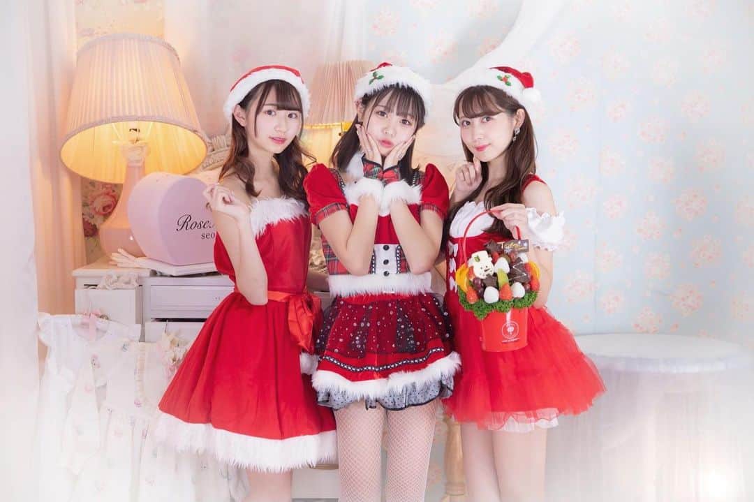 のインスタグラム：「いちごの季節だね 🍓💭 イチゴ狩り行きたいなあ  #いまさらサンタ 🎅🏻 #ミスいちご 🍓🍓🍓 ･ #はやめい#アクセサリー#ピアス #ピアス女子#ネイル#サンタコス #ヘアカラー#セルフィー #Instadaily#OOTD#photooftheday #selfie#me#love#swag#igers #followme#좋아요#좋아요꾹#팔로미 #팔로미#패션#셀카#셀카스타그램」