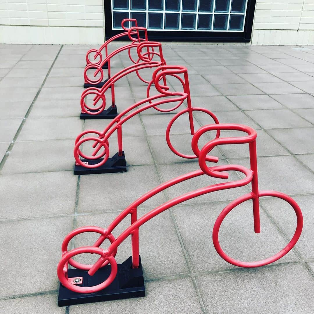 中野耕史のインスタグラム：「自転車停めが可愛い🚴‍♀️ #神戸 #デザイン」