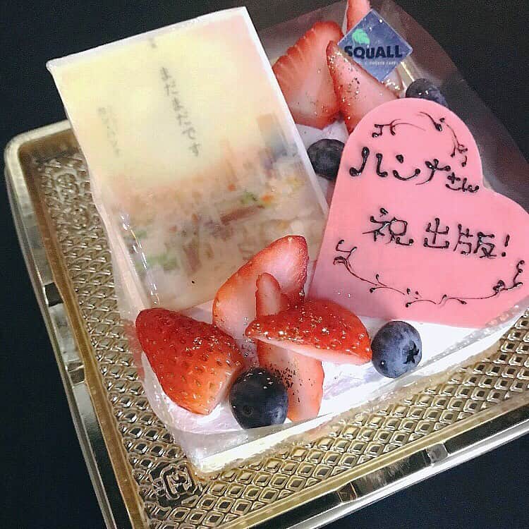 カン・ハンナのインスタグラム：「.﻿ ﻿ ﻿ 歌集『まだまだです』が出版してから、まだまだの私を応援してくださる方々、そして素敵な仲間やお友達が日本にたくさんいることを改めて感じています💓　﻿ ﻿ ﻿ 仕事で参加できなかったのに私のことをお祝いしてくれた仲間の方々(お仕事で出会ったけど、今はもう友達🥰) 本当にありがとうございます😭💕　﻿ ﻿ ﻿ 心が暖かくなる年末です😌﻿ ﻿ ﻿ ﻿ ﻿ ﻿ ﻿ ﻿ #歌集まだまだです #カンハンナ﻿ #歌集 #短歌 #角川書店 #kadokawa ﻿ #お祝いしてくれてありがとうございます﻿ #感動 #素敵な仲間 #行けなくてごめんなさい﻿ #年明けにまた会いたいです﻿ ﻿ ﻿ ﻿」