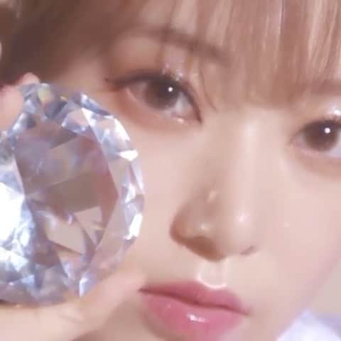 のインスタグラム：「#Repost @pia_contact ・・・ 【MOLAK1day】 宮脇咲良イメージモデルのカラコン 「MOLAK」😍✨ 宮脇咲良さんプロデュースカラーの 「Tint Brown」は、 ライトブラウンに瞳がじゅわっとなじむ 普段使いしやすいナチュラルレンズ🍫 MOLAKの中で1番自然です🌿 ------------------------- BRAND： MOLAK COLOR：Tint Brown SIZE：14.2mm GDIA：13.3mm BC：8.6mm PRICE：1,600円＋TAX MODEL：@39saku_chan ------------------------- #molak #モラク #sakuramiyawaki #宮脇咲良 #さくちゃん #sakumail #pia #カラコン #colorcontacts #izone #아이즈원 #미야와키사쿠라 #컬러렌즈 #렌즈 #메이크업 #makeup #makeupforever #アイズワン  #sakura #さくら」