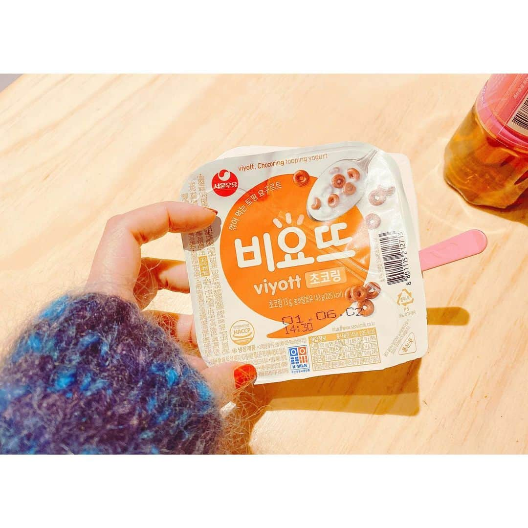 トリイクニコさんのインスタグラム写真 - (トリイクニコInstagram)「🇰🇷Day3。 . 昨日は全然インスタupできなかった、、 今日の朝昼兼用ごはん🍩 . ヨーグルトとチョコリングのフレークがセットになってるやつ。 . これめっちゃ好き💜 コンビニで売ってるよ😋 明日のも買おーっと！ . #비요뜨  #ビヨット #ヨーグルト #kunikorea」12月29日 21時18分 - toriicamera