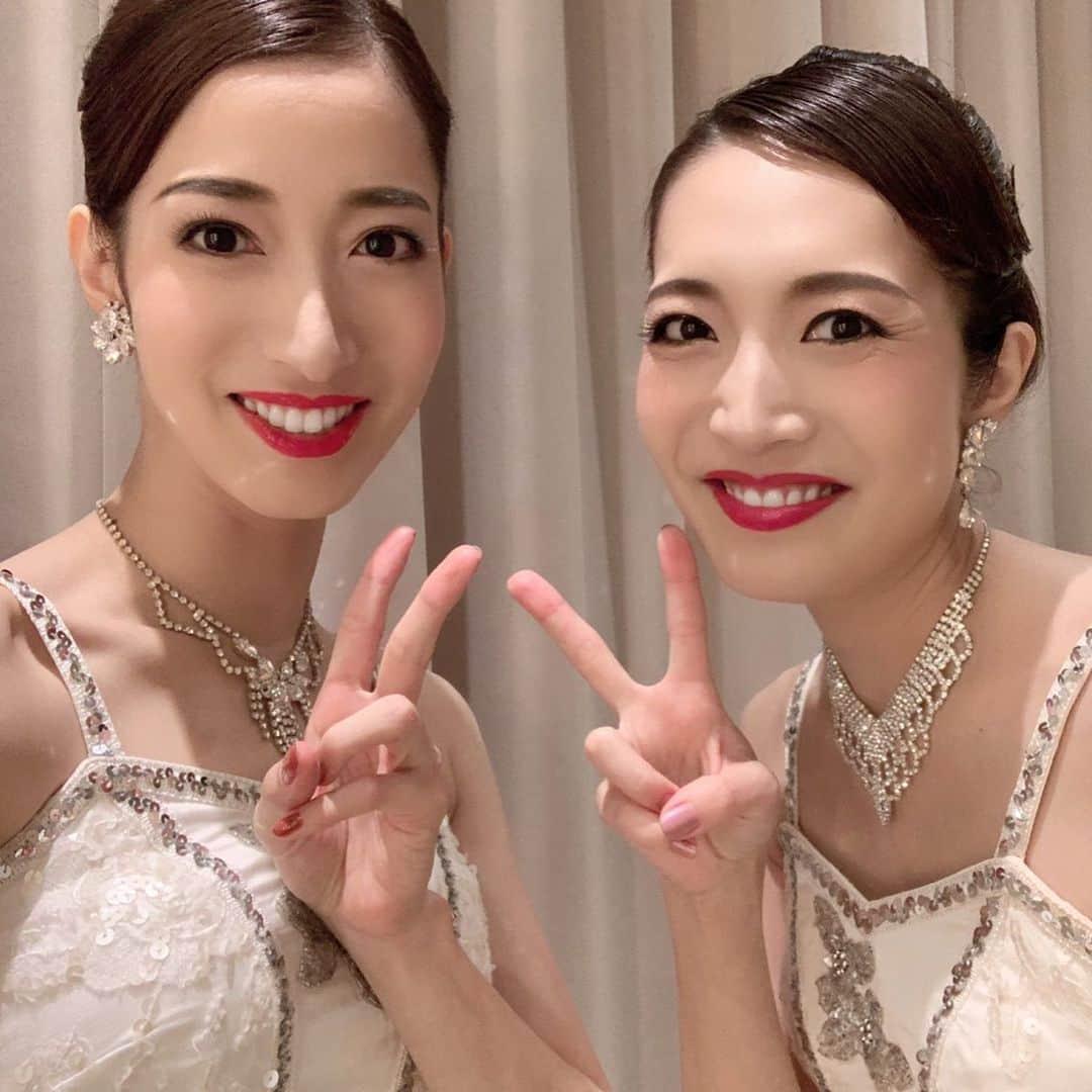 伶美うららさんのインスタグラム写真 - (伶美うららInstagram)「七海ひろきさんのクリスマスディナーショーが先日終わりました♪ . 大阪と東京の3日間、あっと言う間の時間でしたが、とっても中身の濃い幸せな時間でした🥰 宝塚の曲をまたこうして歌わせて頂き、懐かしさに包まれました💕 . カイさん、せーこさんとお稽古場から沢山笑い、懐かしい思い出話を沢山させて頂いたりと、笑いの絶えない時間を過ごさせて頂きました♡ . こんなに充実した、思い出深いクリスマスを過ごしたのは初めてです🎄‼︎ . 素敵な思い出がまた出来ました💕 . #クリスマスディナーショー #七海ひろき さん #純矢ちとせ さん #最高のクリスマス 🎄‼︎ #伶美うらら」12月29日 21時19分 - urara_reimi