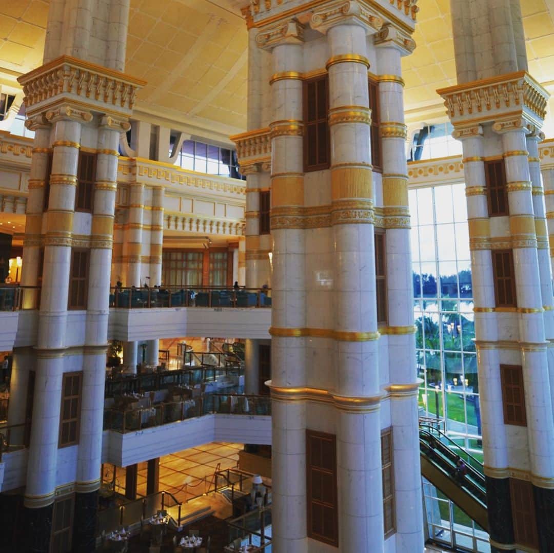 小林希さんのインスタグラム写真 - (小林希Instagram)「ブルネイのTHE EMPIRE HOTEL に泊まりました！﻿ 七つ星と称されるホテルです。﻿ でも、びっくりするくらい、高くありません🙏﻿ 中の吹き抜けが圧巻です。 ﻿ ﻿ ﻿ ﻿ ﻿ ﻿  #journey #viaje #voyage #travel #japan #旅 #旅女 #トラベル#海外旅行#ボルネオ島 #ブルネイ#brunei #borneo #theempirehotel #七つ星ホテル」12月29日 21時19分 - nozokoneko