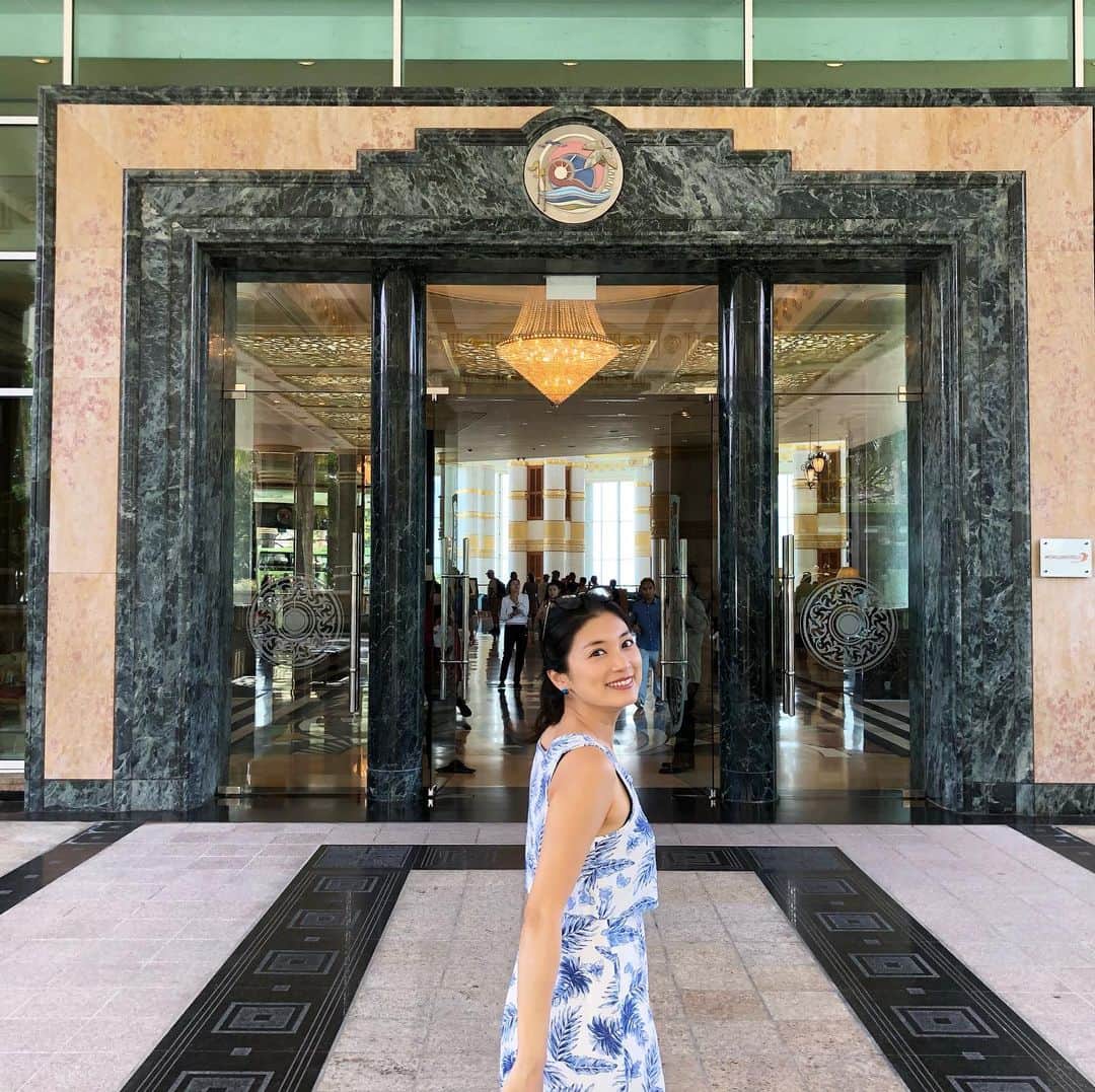 小林希さんのインスタグラム写真 - (小林希Instagram)「ブルネイのTHE EMPIRE HOTEL に泊まりました！﻿ 七つ星と称されるホテルです。﻿ でも、びっくりするくらい、高くありません🙏﻿ 中の吹き抜けが圧巻です。 ﻿ ﻿ ﻿ ﻿ ﻿ ﻿  #journey #viaje #voyage #travel #japan #旅 #旅女 #トラベル#海外旅行#ボルネオ島 #ブルネイ#brunei #borneo #theempirehotel #七つ星ホテル」12月29日 21時19分 - nozokoneko