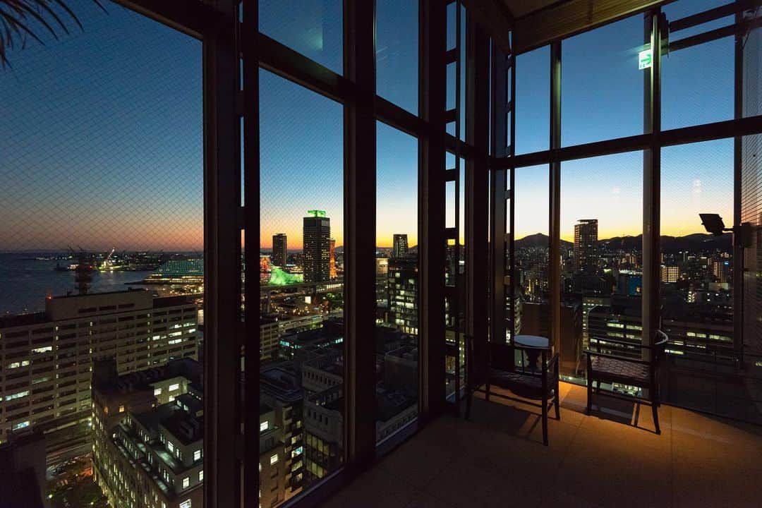 のインスタグラム：「. 2019年もあと3日。 . One of the last sunsets of 2019, enjoy them while they're here! _ #sunset #夕暮れ #神戸 #omotenashihotels #orientalhotelkobe #orientalhotel #オリエンタルホテル #オリエンタルホテル旧居留地 #旧居留地」