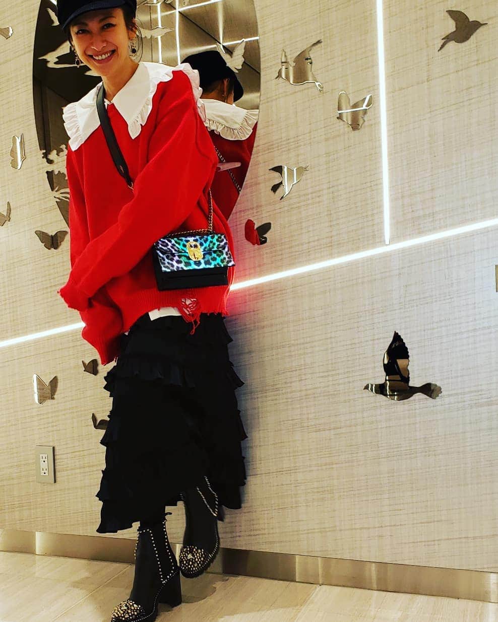 山田優さんのインスタグラム写真 - (山田優Instagram)「お気に入りのバックを主役に コーディネート♥️ @louboutinworld  このバック、 フラッシュをたくと 光ちゃうの☆☆☆ 激可愛♡♡♡ あとは、お気に入りの COELのシャツとスカートを合わせて！  #bag & #boots ➡️ #christianlouboutin  @louboutinworld  #shirt & #skirt ➡️ #coel @coel_y  #knit ➡️ #maisonmargiela  @maisonmargiela」12月29日 16時02分 - yu_yamada_
