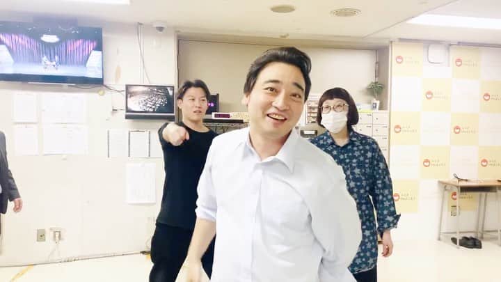小川暖奈のインスタグラム：「ライブ前日、スイートMONSTERの2人がダンスの練習してるのを斉藤さんが じっと見てるなと思ったら。。 #無視されてるけどとっても楽しそう😌」