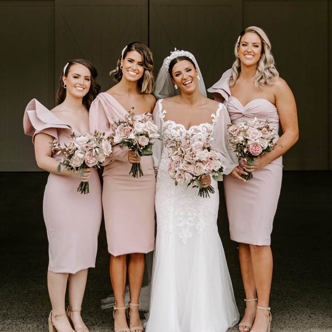 ブリタニー・エルムズリーのインスタグラム：「Mrs Olsen & her #bridetribe 👰🏽💕 @mattofficenphoto」