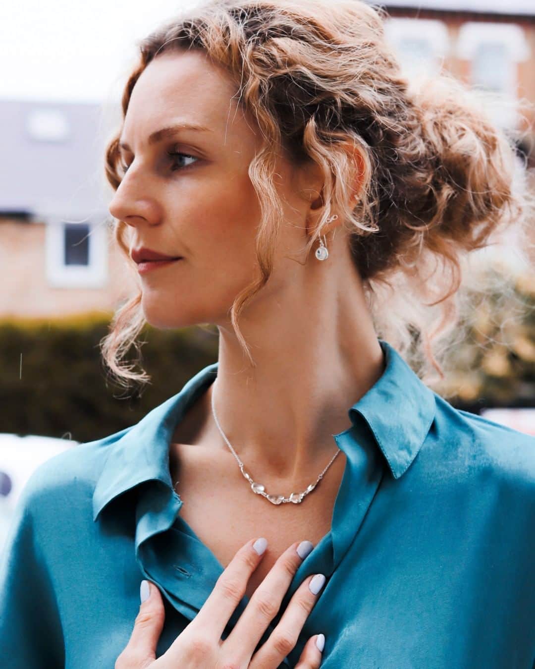 のインスタグラム：「Made in our London studio, these sterling silver earrings feature a handcrafted hammered round disc, layered with a blue sapphire gemstone encased in a round setting💙⠀⠀⠀⠀⠀⠀⠀⠀⠀ Shop now > http://bit.ly/2M9bIr1」
