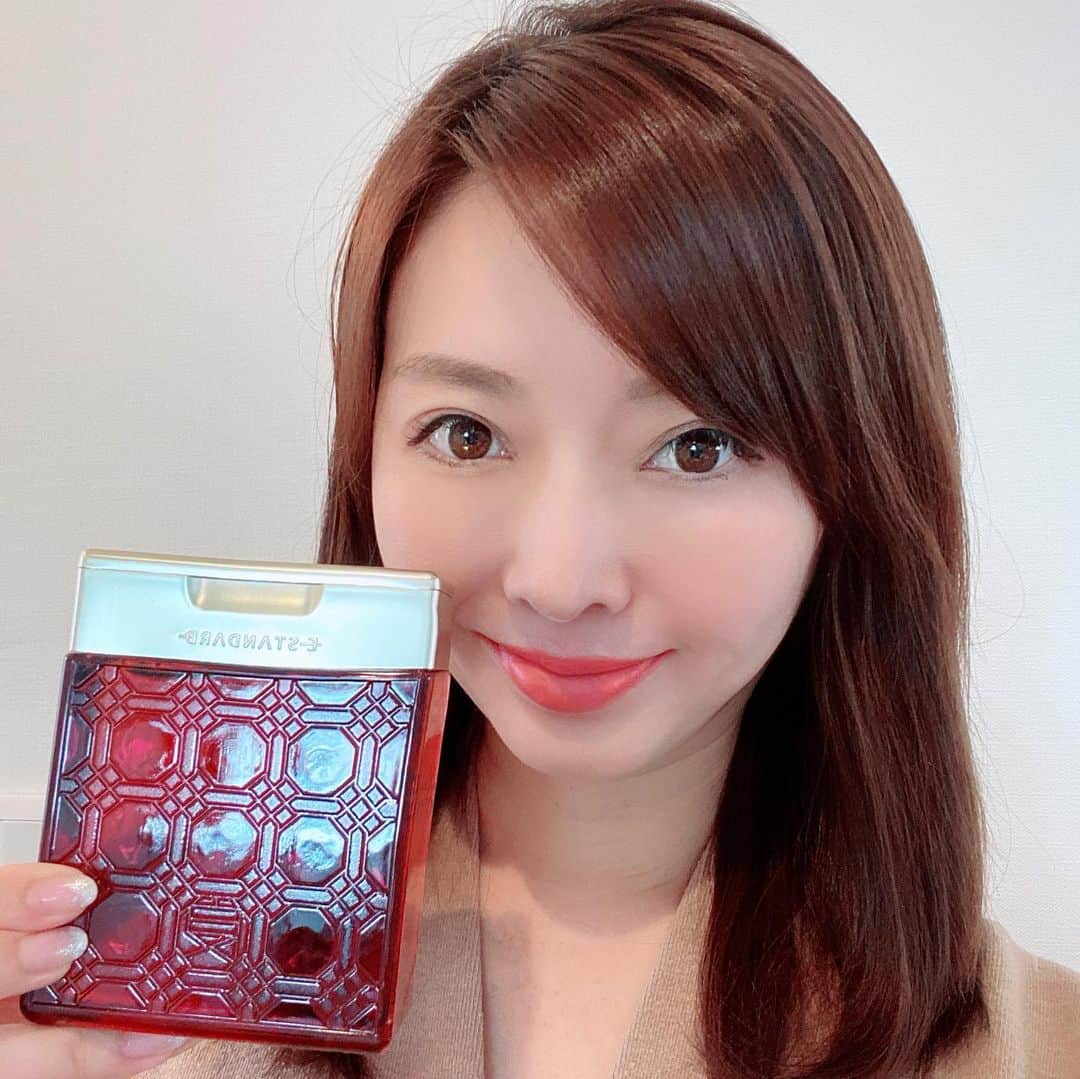 のインスタグラム：「ツルツルな髪質になる💓 大好きなシャンプー #イースタンダード　🥰  髪質が本当につるつるサラサラに変わるよ😘❤️ 青はメンズシリーズ😊  家族で使えます😘  ヘアオイルも大のお気に入り❤️ 年末年始、ゆっくりおうちでヘアケアしよう❣️😆 #イースタンダードヘアケアシリーズ  #estandard  #hairshampoo  #hairoil #haircare」