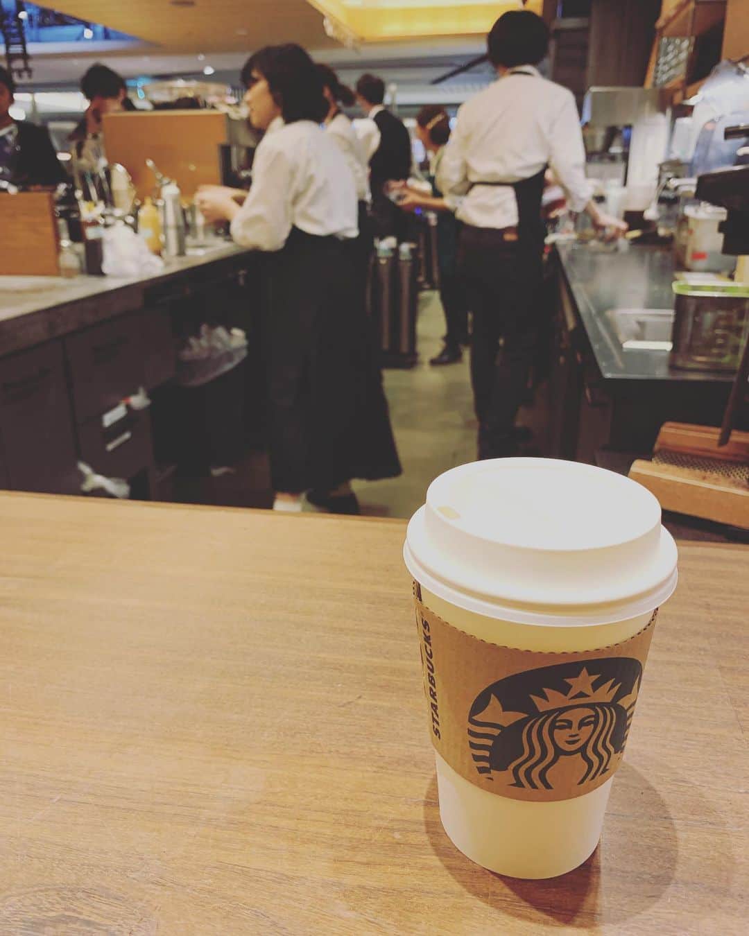 百千糸のインスタグラム：「スタバの店員さんの無駄のない機敏な動き、 見ていて気持ちが良い。」