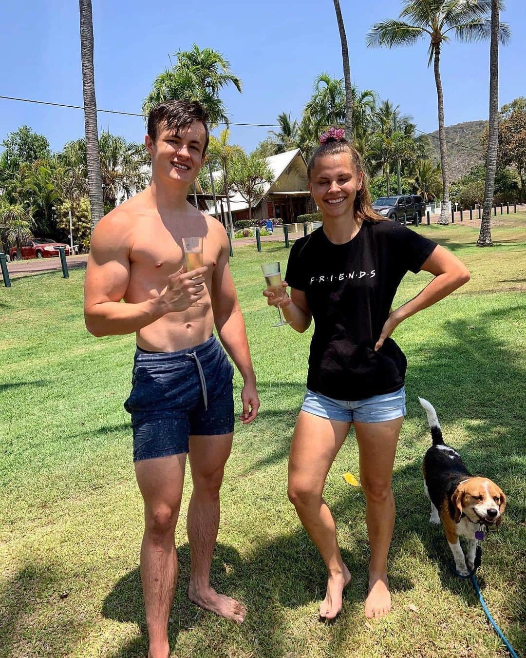 ジェイク・ドランのインスタグラム：「Chrissy / island shenanigans with the fam & some mates 🎄」