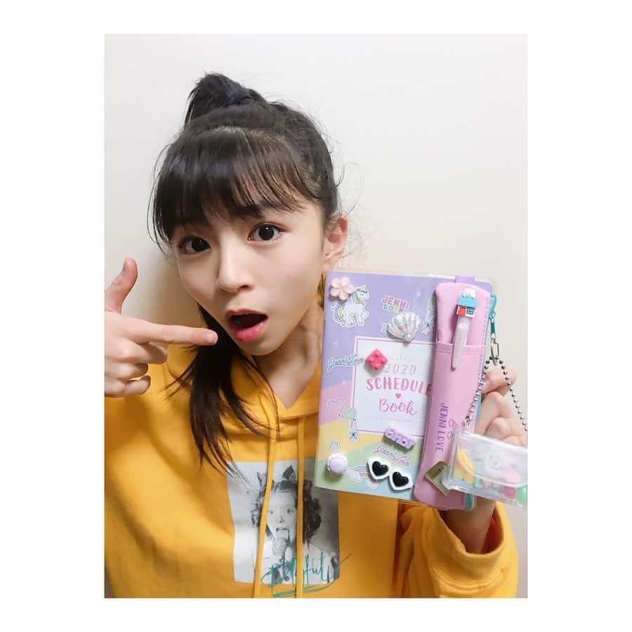 ニコ☆プチのインスタグラム：「💟 #プチモのふろくの使い方 💟﻿ ﻿ ﻿ ﻿ 2人目は、ナオ！！﻿ ﻿ 🐶ナオより🐶﻿ 立体のシェルやマカロンの可愛いパーツを表紙に﻿ デコレーションしてオリジナル手帳に仕上げたよ🍎🍏﻿ ペンケースには大好きなすみっこぐらしの﻿ ピンバッジつけたりシャーペンをはさんで使っています💕﻿ 手帳の色が女の子らしい可愛い色だから持ってると﻿ ウキウキしちゃうね(๑>◡<๑)﻿ 早速1月からスケジュール書き込んでいってるよ。﻿ 2020年楽しいスケジュールでいっぱいにするぞぉ♪﻿ ﻿ ﻿ #ニコプチ　#ニコプチふろく　#大里菜桜﻿ #プチモ　#ジェニィラブ　#スケジュール帳﻿ #ペンケース　#スケジュール帳の使い方﻿ #手帳タイム　#ニコプチふろくのある生活﻿ ﻿ ﻿」