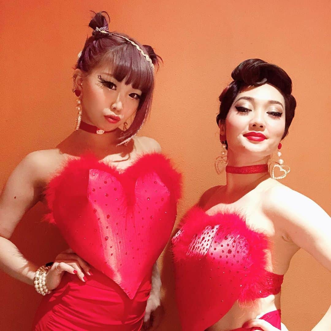 RINGOのインスタグラム：「❤️❤️❤️ このGOGOの衣装のハートトップスは @naspynaspy ちゃんが作ってくれたー✨✨ かわいすぎーる❤️❤️❤️ • 12月は色々遠征やパーティがあったので 久しぶりにたくさん衣装を新調したりつくったりしたけど その度にあらためて他の踊り子さんの衣装のすごさに驚く、、 • 衣装つくりだすとゲキ狭りんごハウスは 部屋が衣装に占領されるけど😂 そんでしまうとこないけど！😂 そんで手がボンドだらけになるけど！😂 本番のときのテンションの上がり方がぜんぜんちがうよねーえ🥰 • • • #踊り子 #gogodancer #衣装 #dancer」